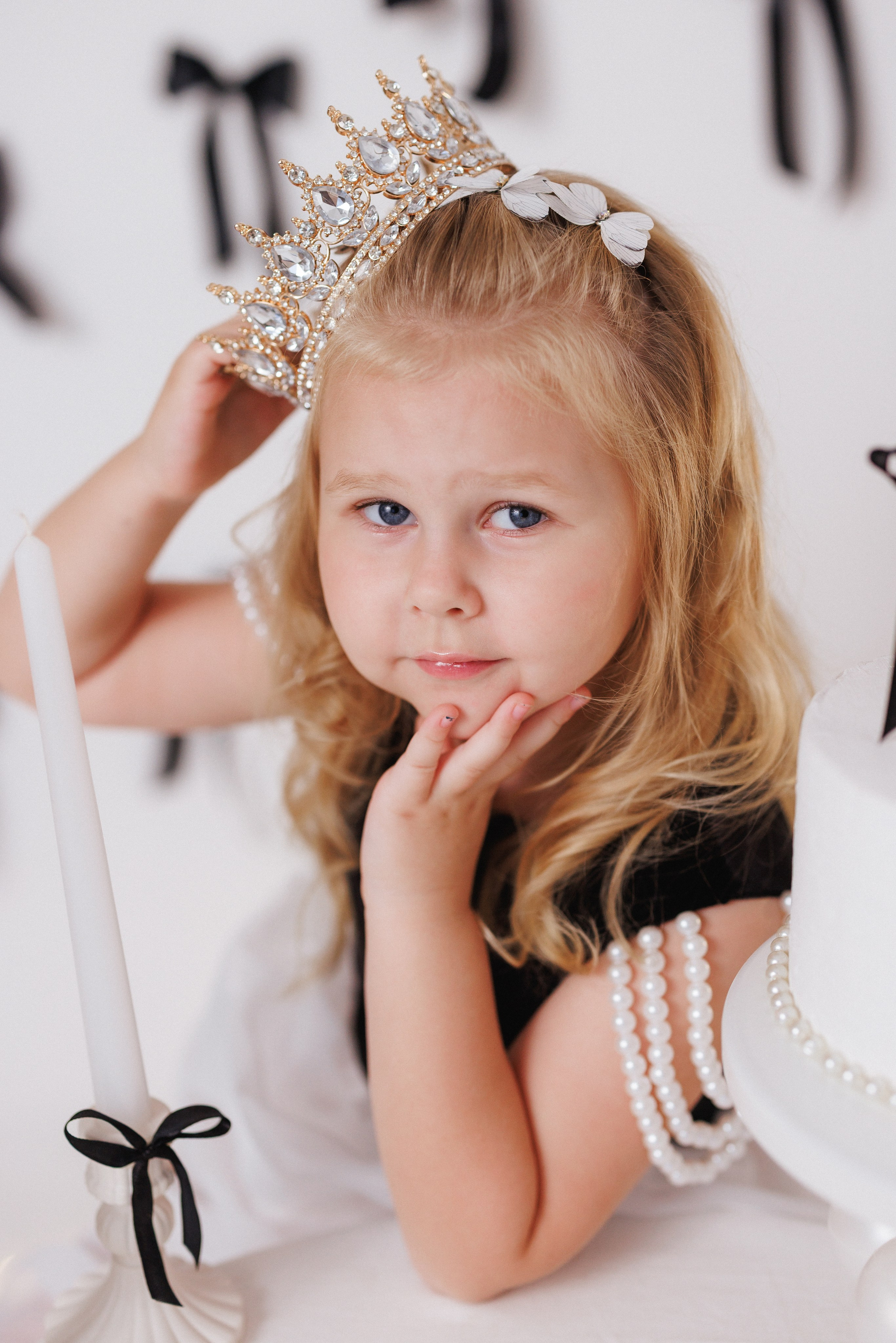 Детская фотосессия к Дню рождения для девочек, фотостудия «Антураж». Семейный и детский фотограф в Краснодаре Анна Трашкова