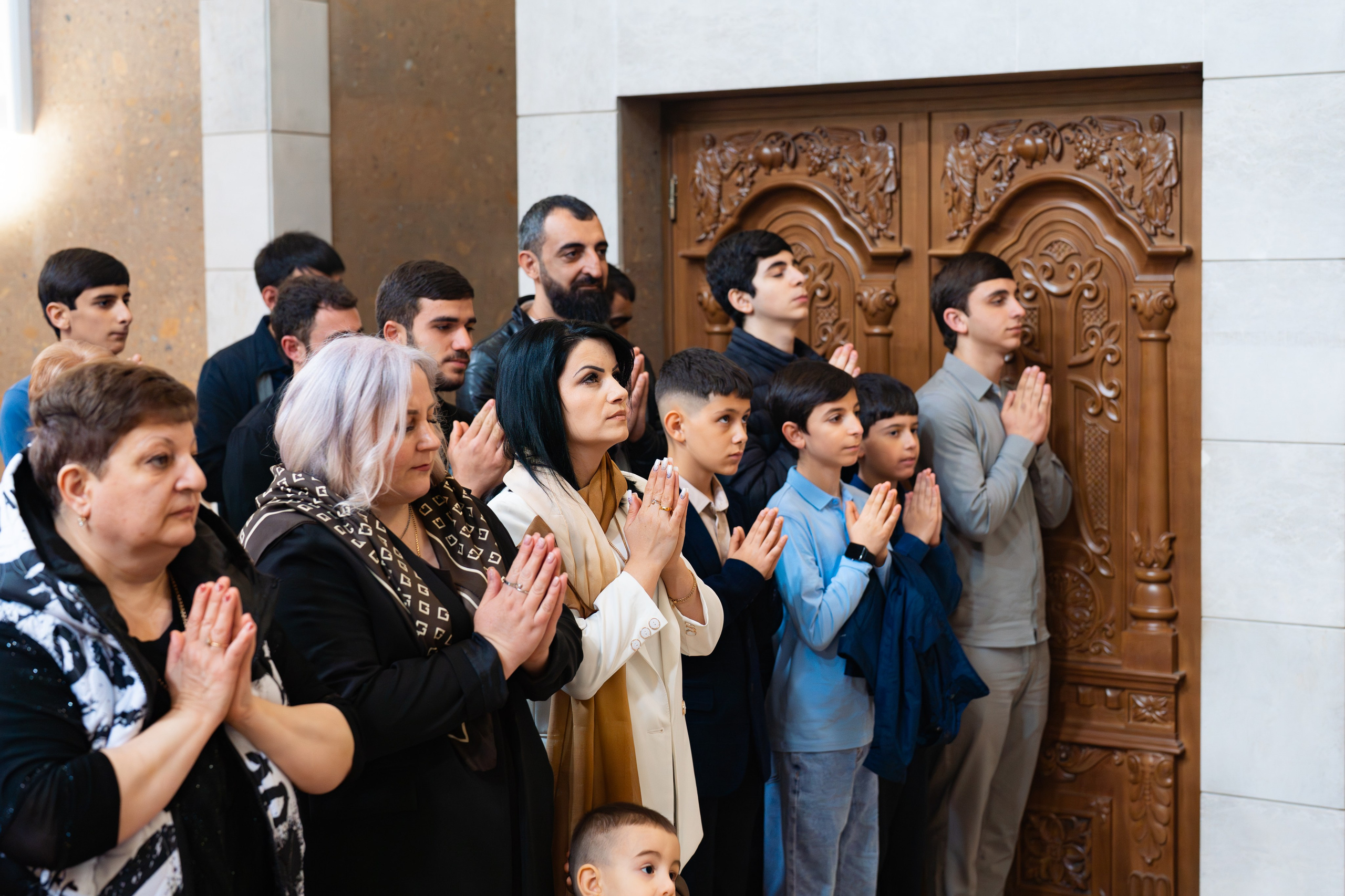 Крещение  ребёнка в храме. Фотограф видеограф Геннадий Янбаев в Сочи, Краснодаре