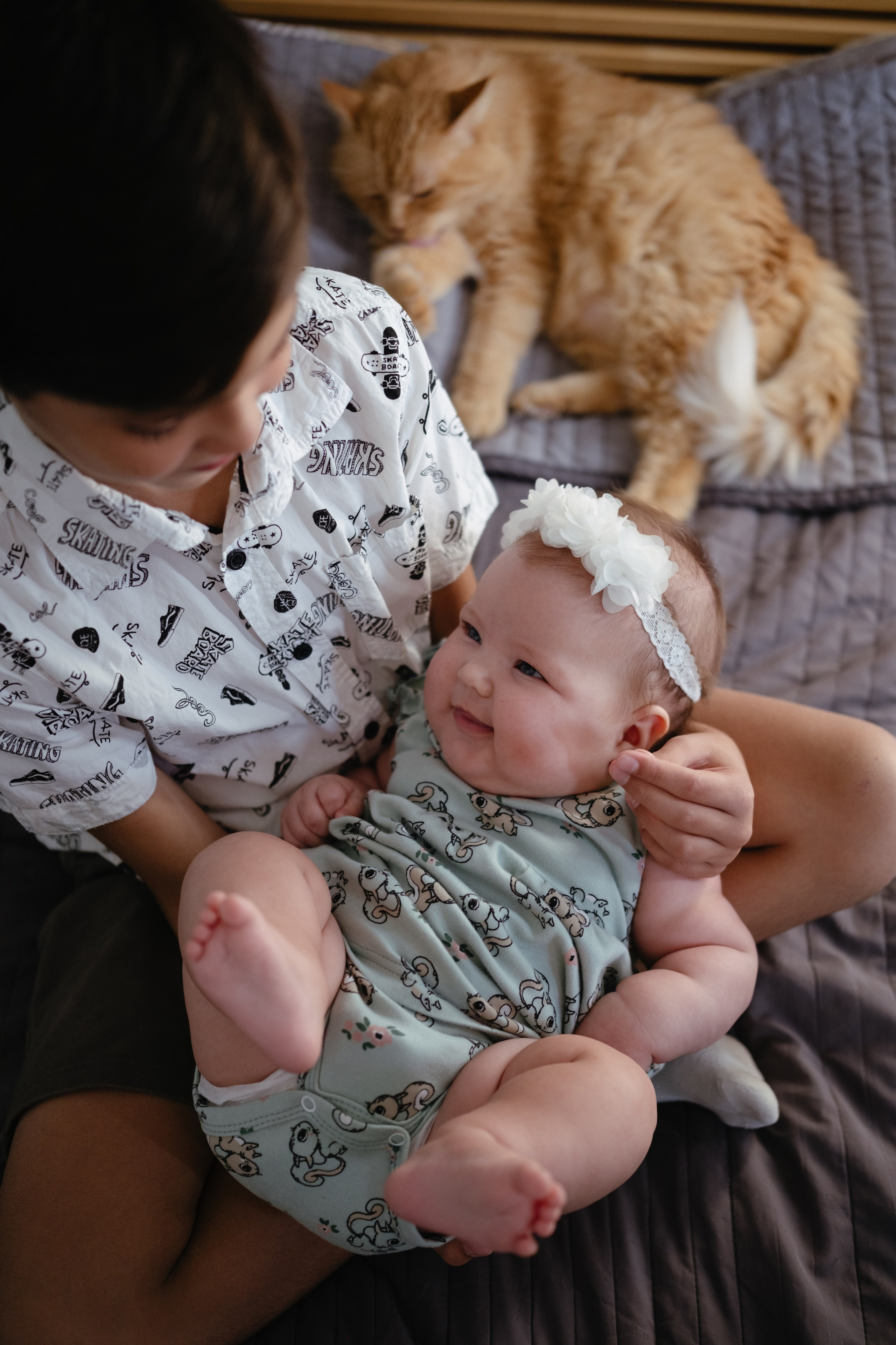 Алиса дома с мамой, братом и котом. Семейный детский ньюборн фотограф в Москве Марта Петрова