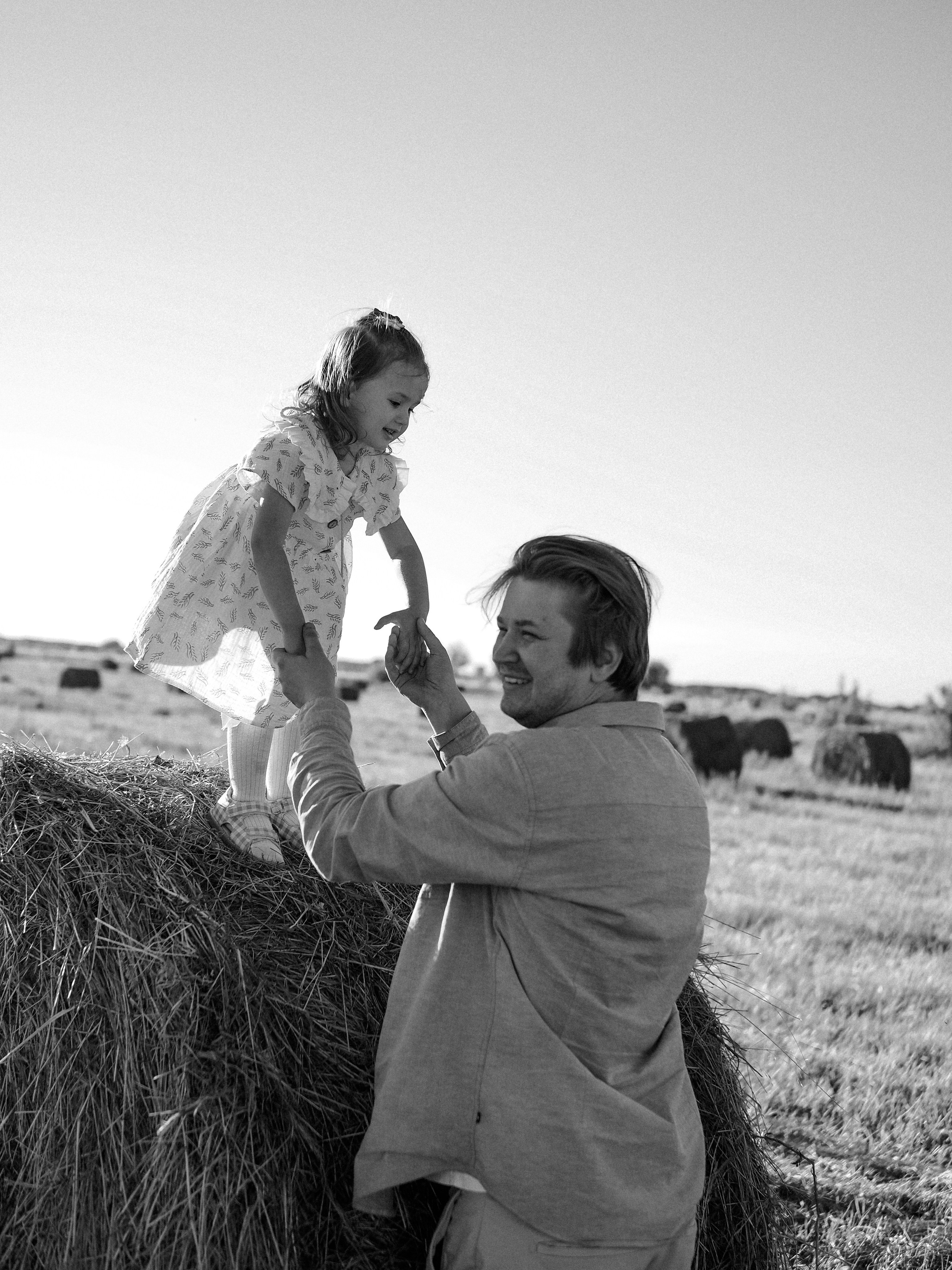 Гоняться по полю на тачке с мамой и папой. Обижаться. Смеяться. Фотограф Рязань. Семейный Свадебный фотограф