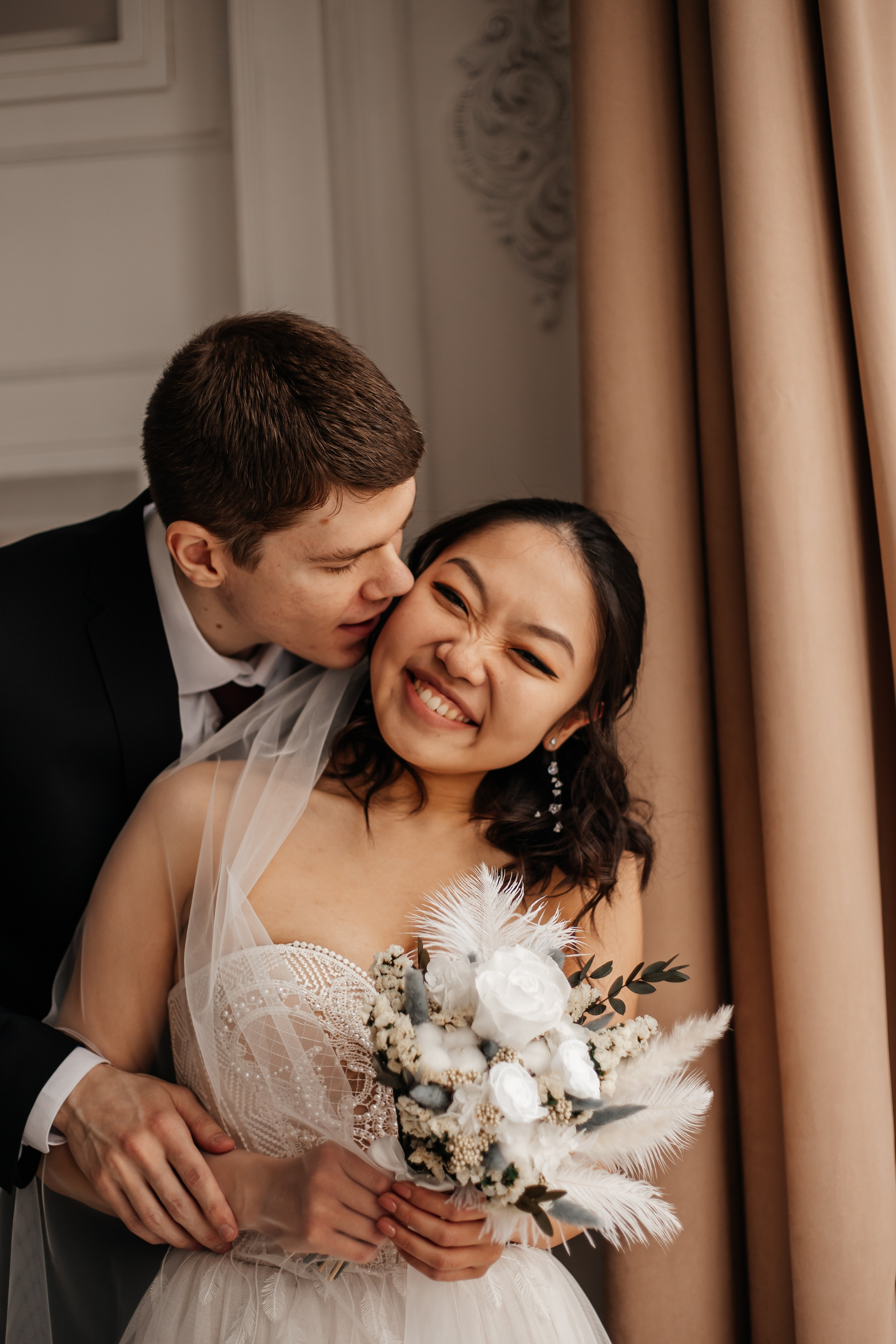 Свадебная фотосессия в московской студии - жених и невеста смеются