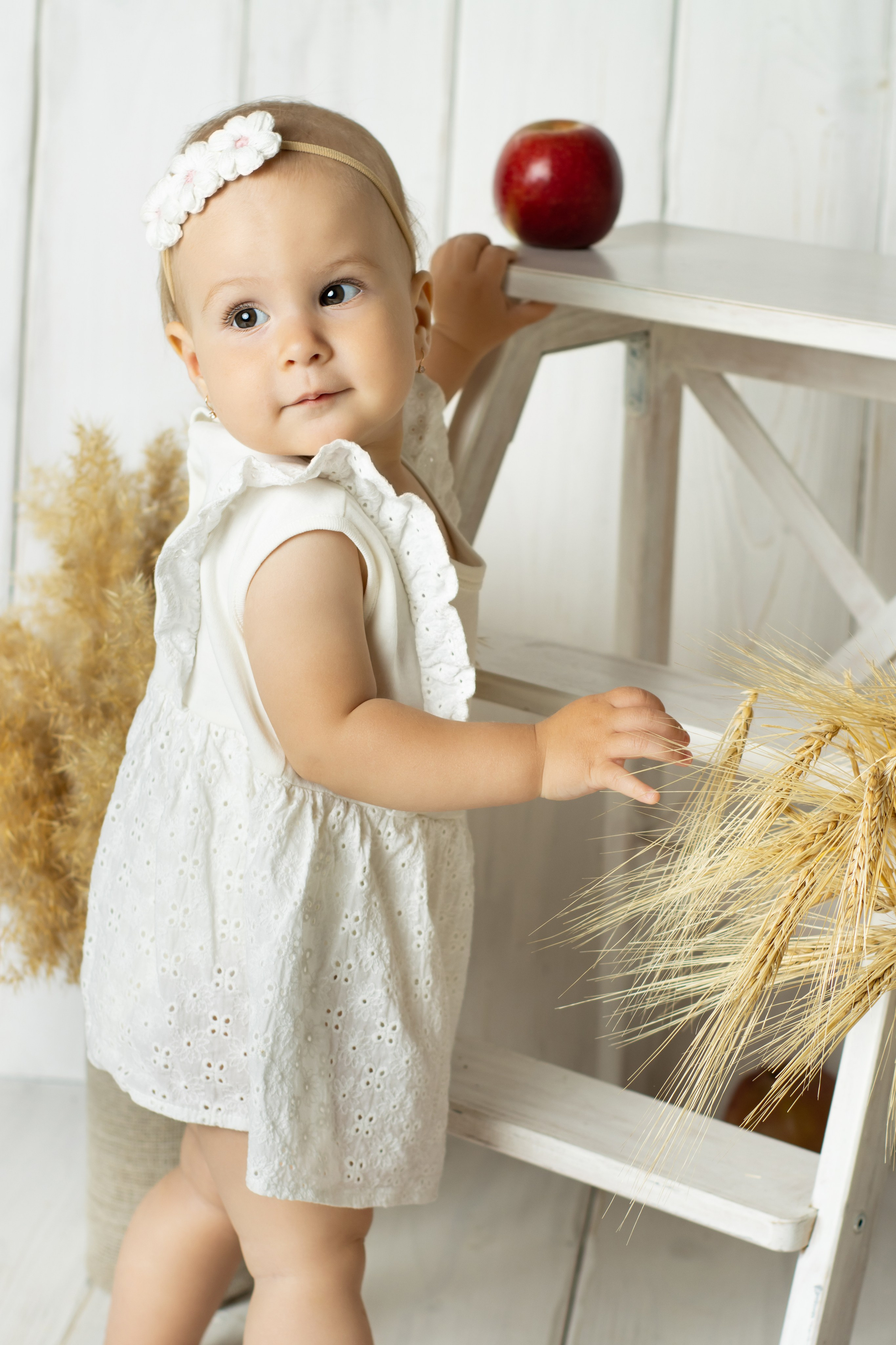 Фотосессия малыша до года, фотосессия с яблоками, фотосессия с корзиной яблок, фотосессия в стиле минимализм, фотосессия малыша, яблоки, фотосессия малыша до года Омск, годик, фотосессия в студии, фотосессия в студии Омск, фотосессия малыша с яблоками, фотосессия малыша с корзиной яблок