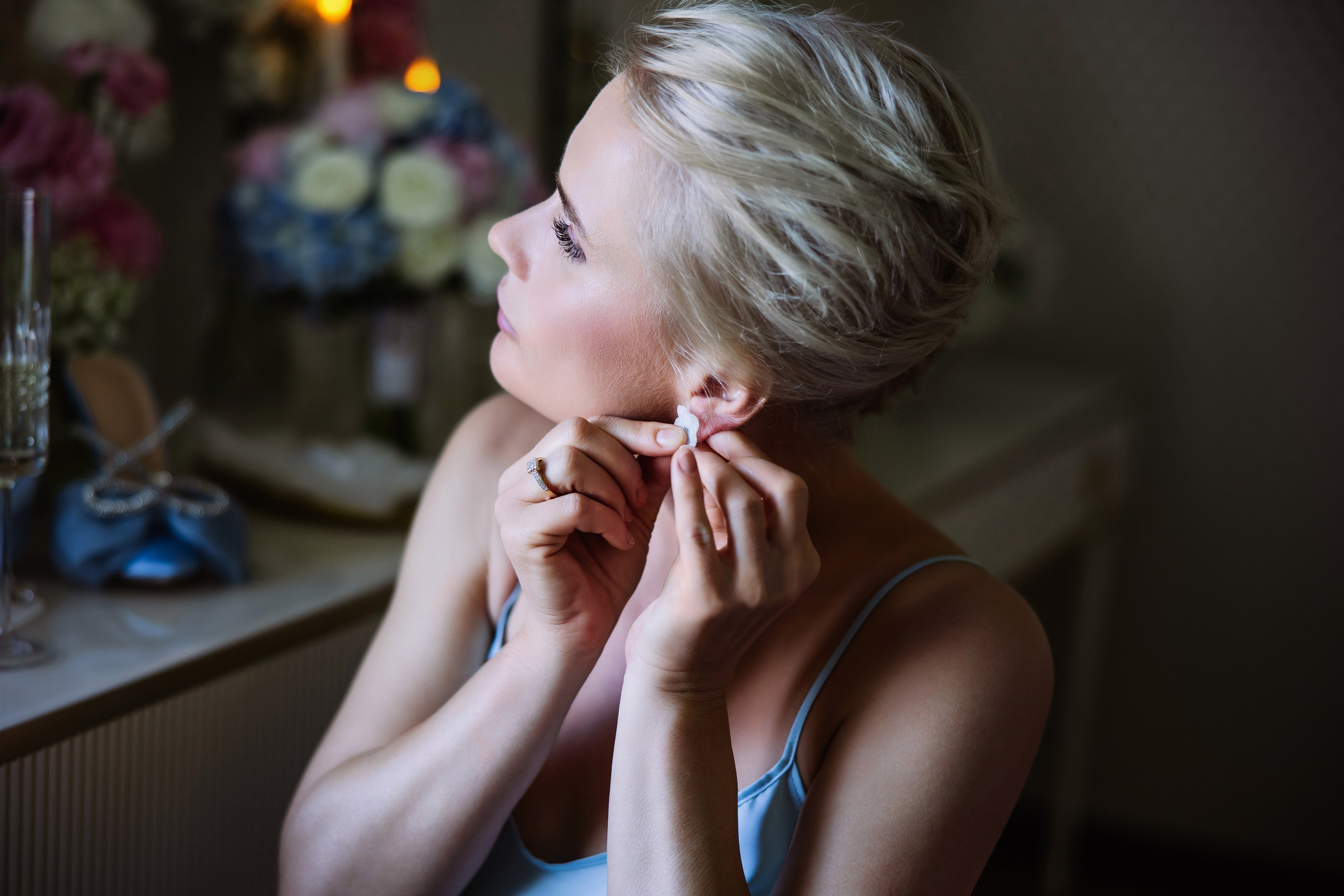 Невеста надевает серьги 