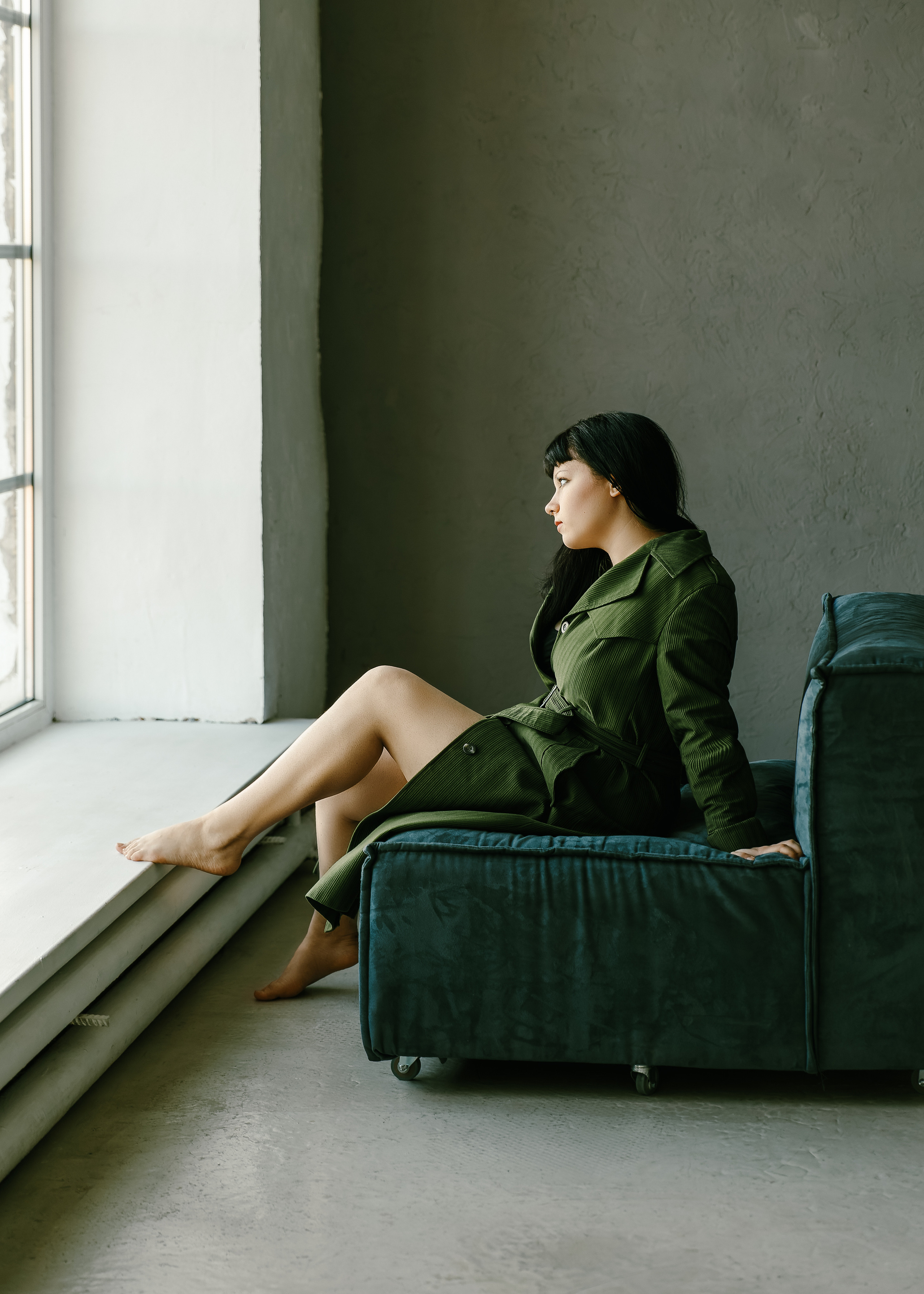 Девушка у окна на кресле