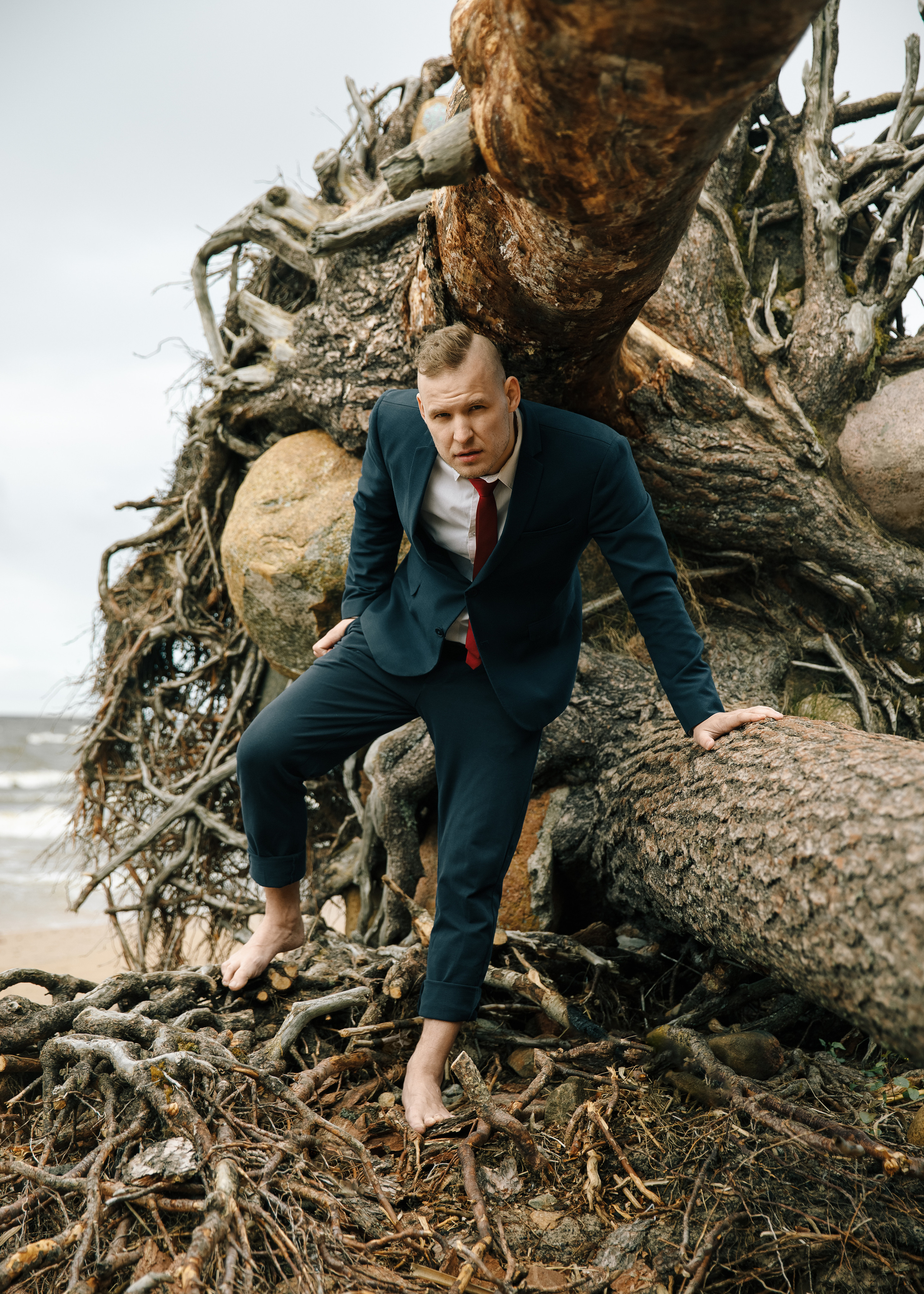 Мужчина в костюме у дерева