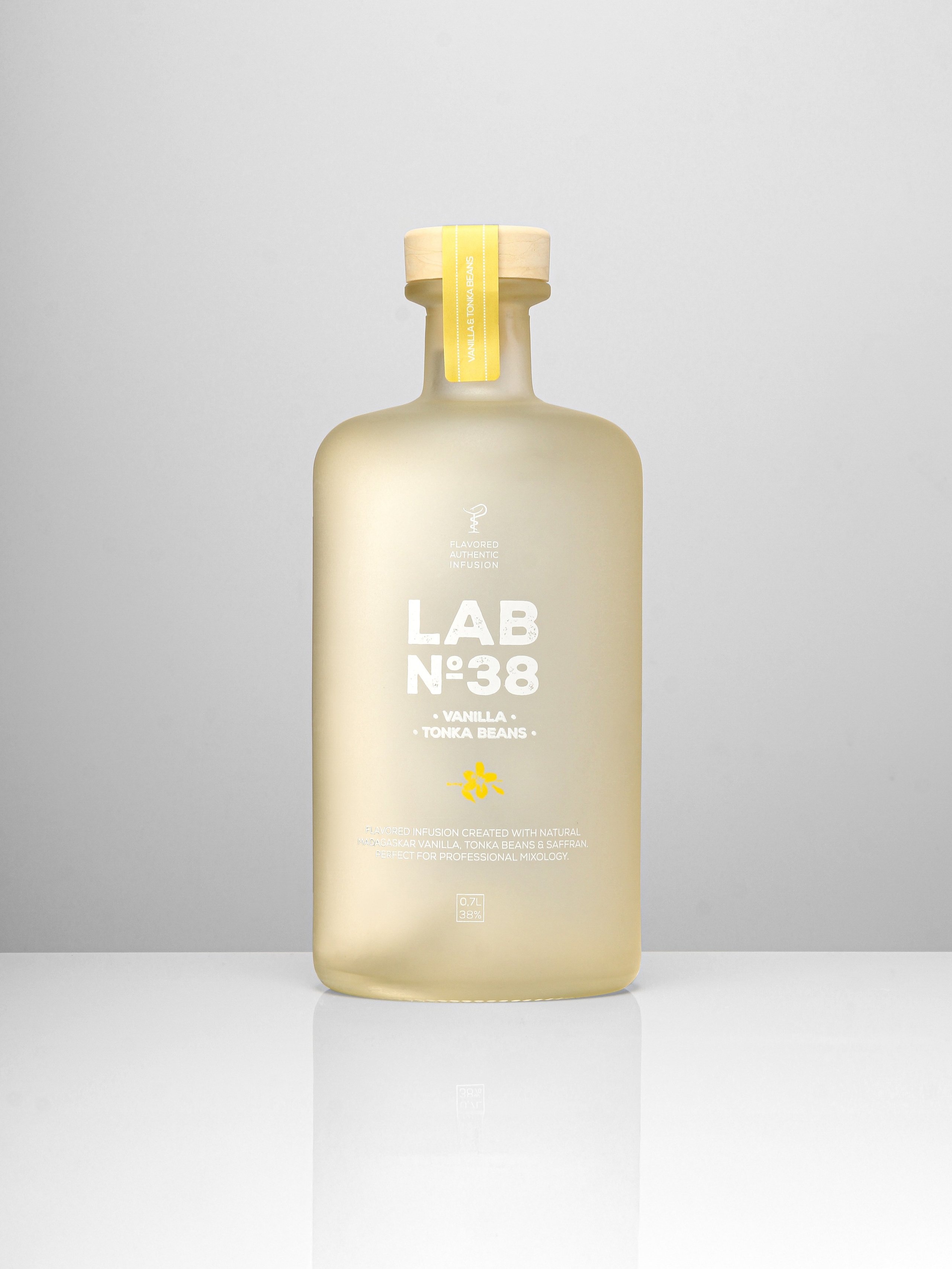 Профессиональная каталожная съемка водки на белом фоне для сайта | Санкт-Петербург