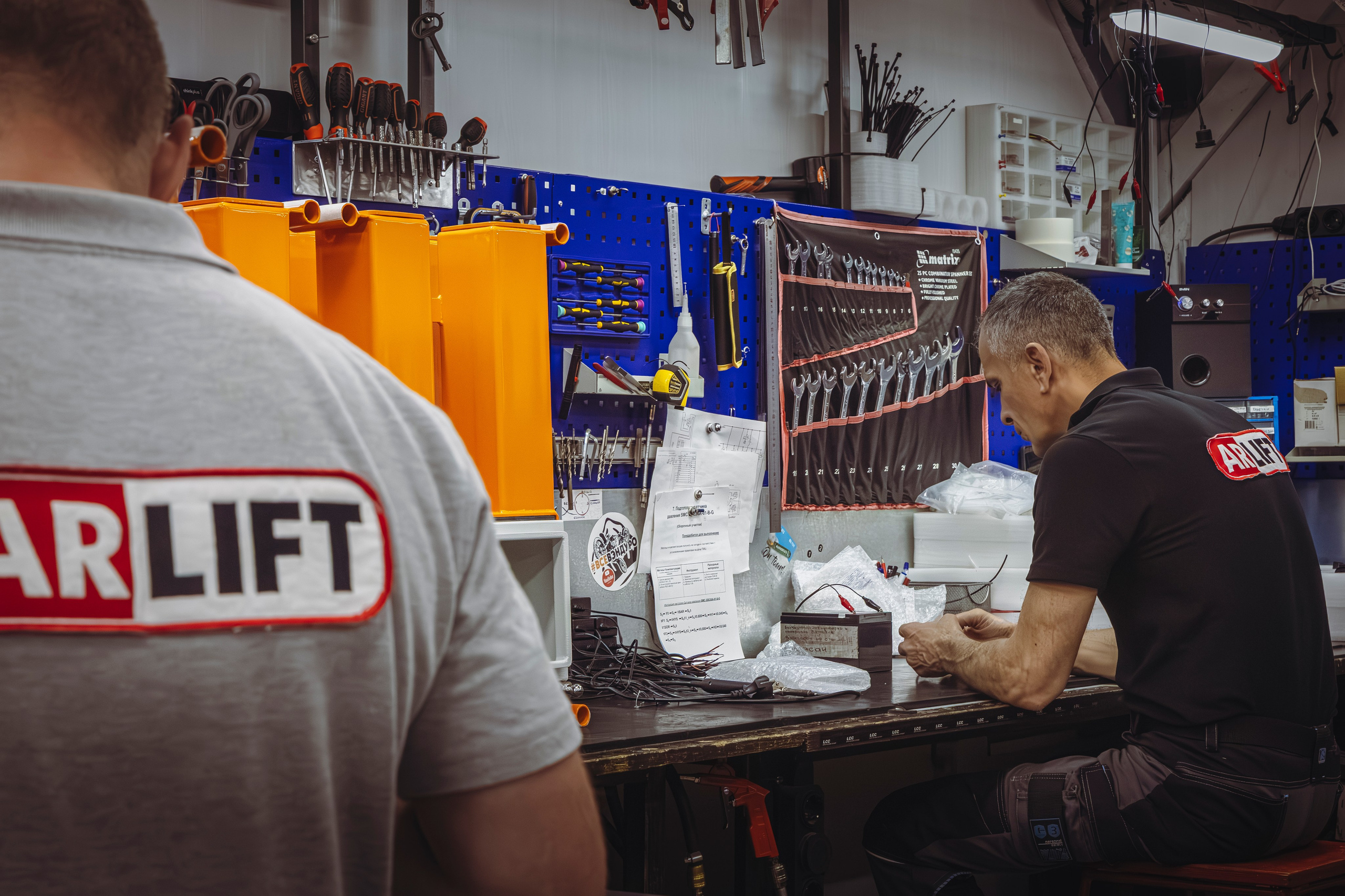 Сборка вакуумного захвата: монтаж компонентов на производственной линии.