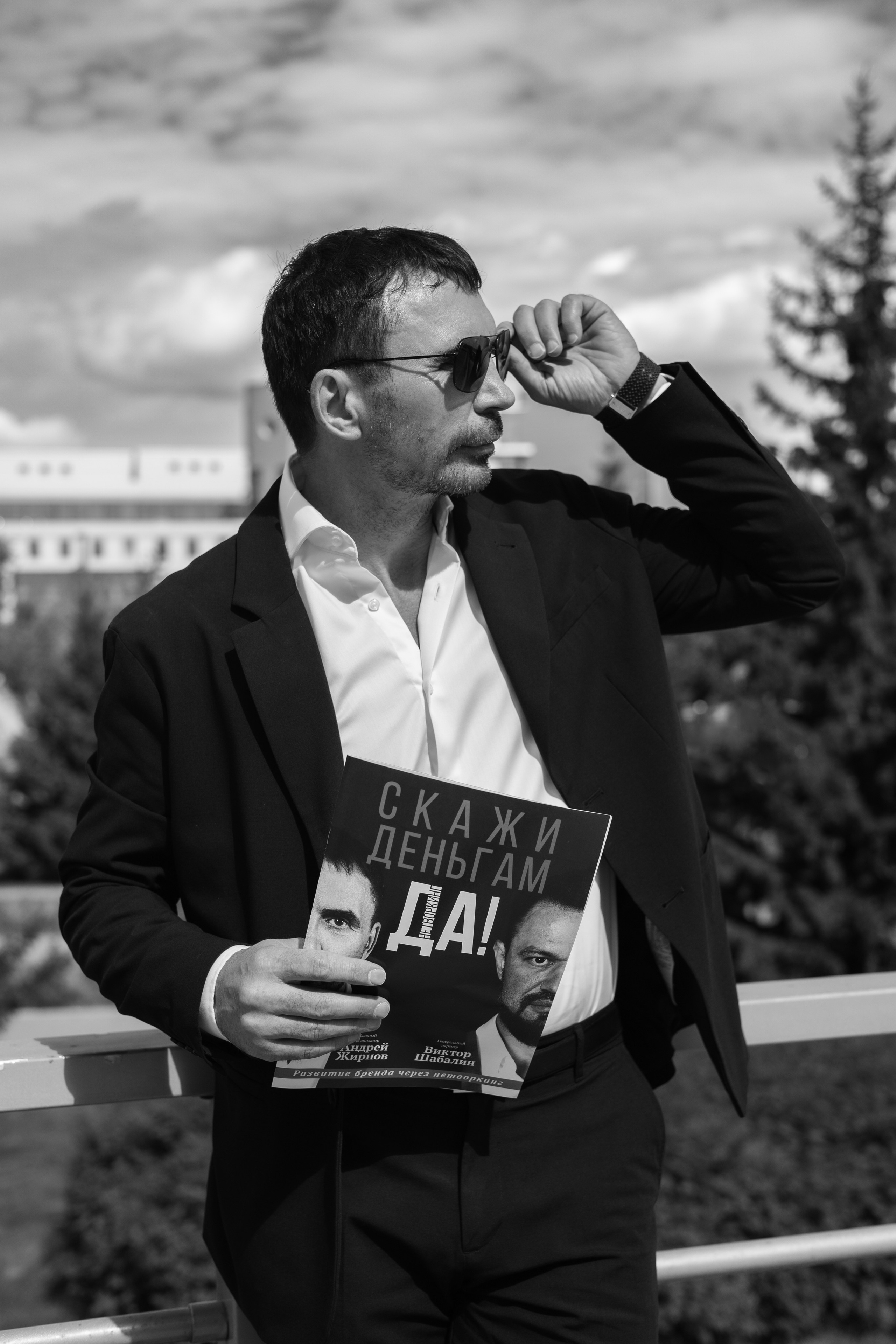 МУЖСКИЙ ПОРТРЕТЫ УЛИЦА. Фотограф Красноярск съемки лавстори, фотосессия в студии, портретная съемка, творческие фотосессии