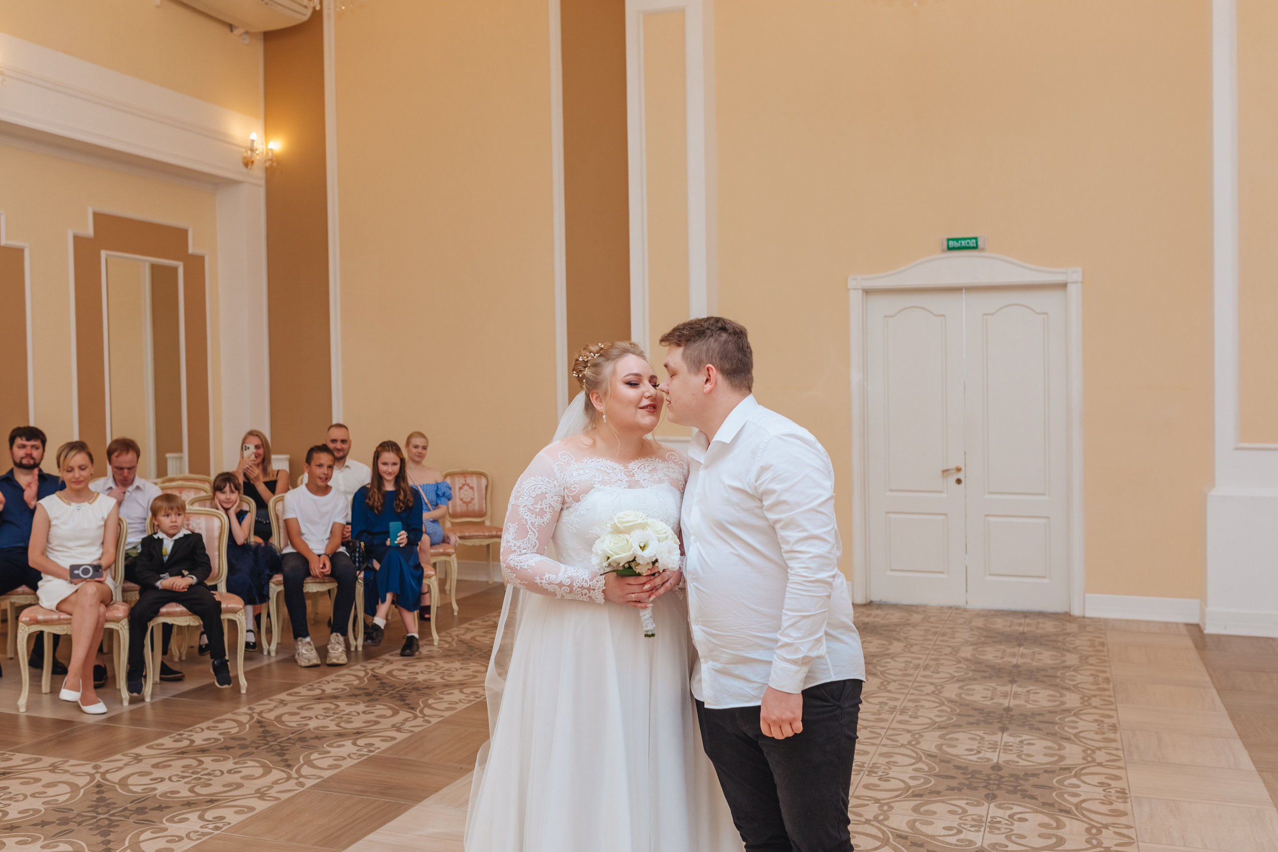 Евгения и Илья. ЗАГС Калининского района и прогулка на Финском заливе. Свадебный и семейный фотограф в Санкт-Петербурге и Сестрорецке