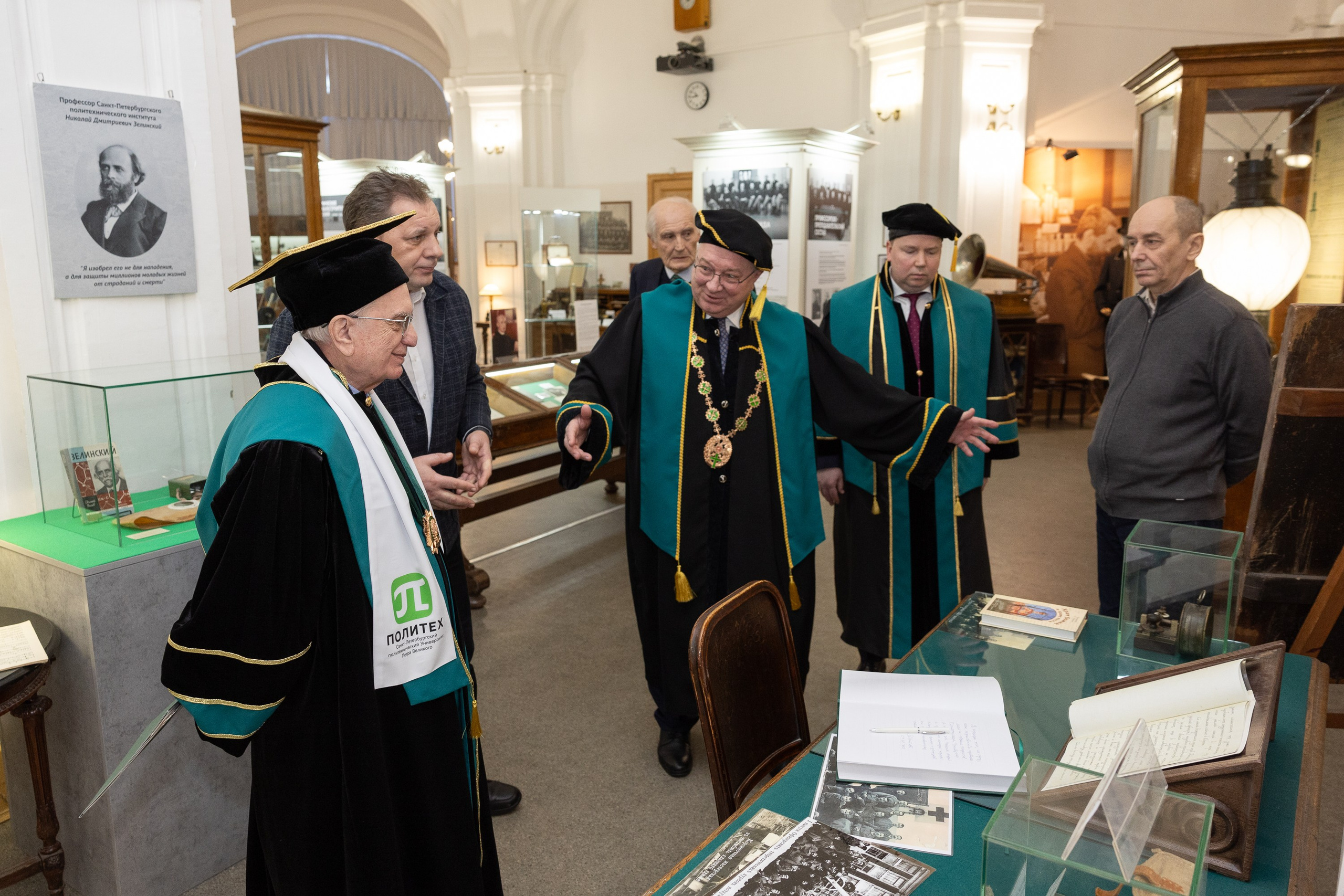 Вручения Мантия Почётного доктора директору Эрмитажа Михаилу Пиотровскому. Cup of Bib