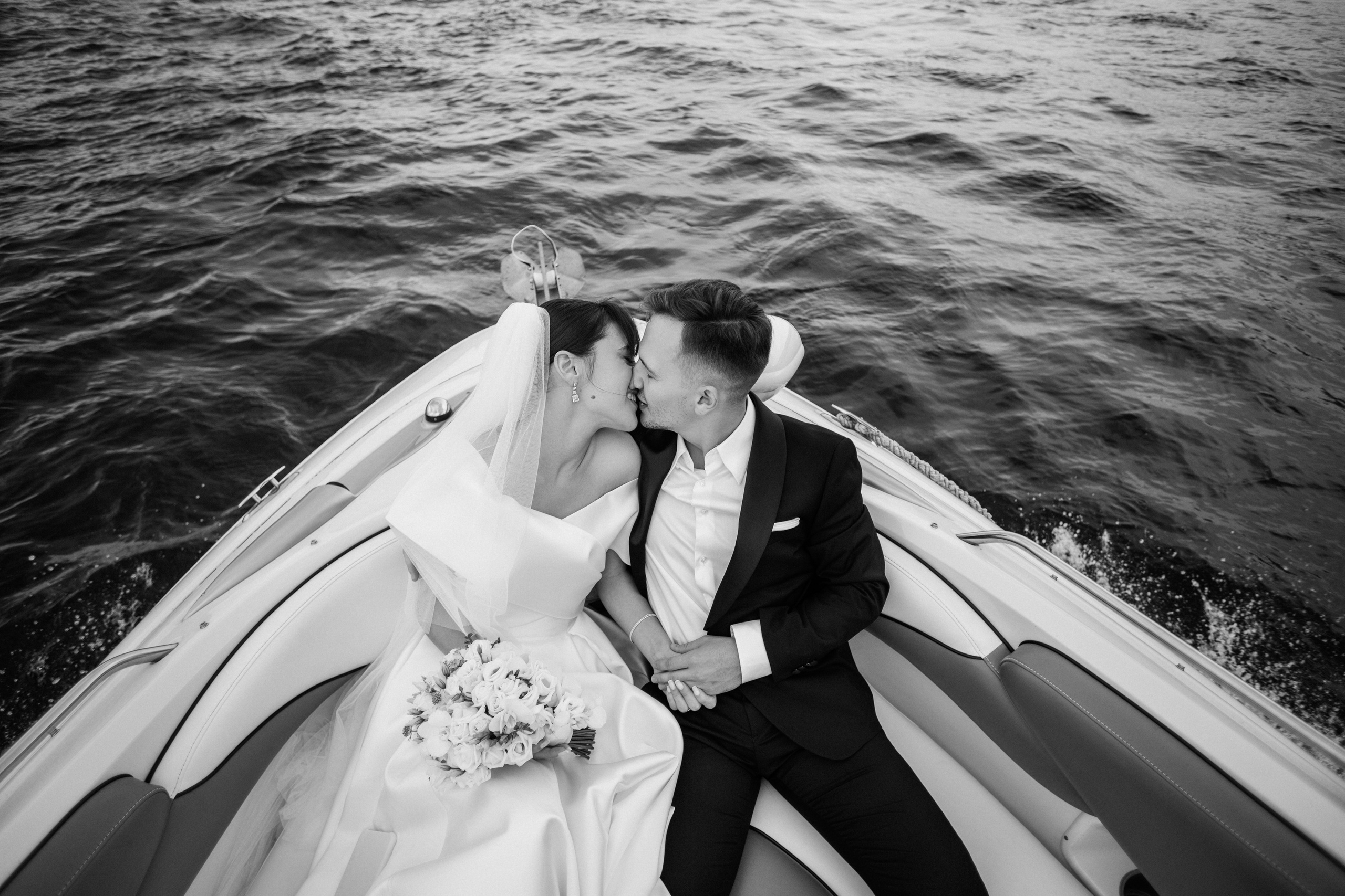 Свадьба на катере. Свадебный фотограф в Санкт-Петербурге Вика Стукачева