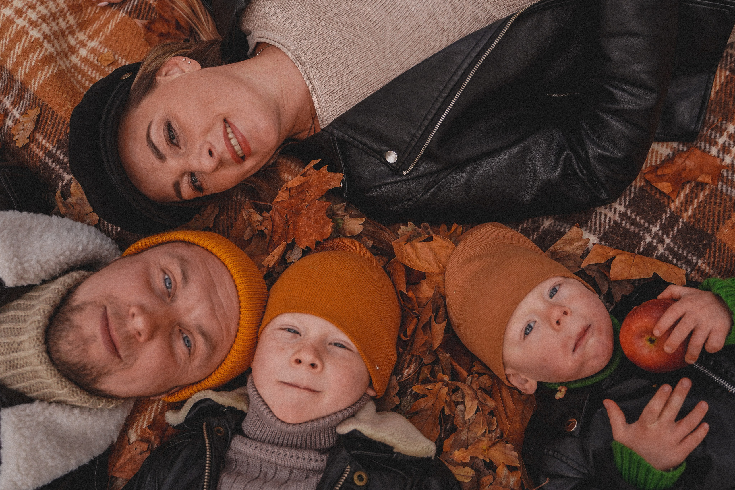 Семейная осенняя фотосессия у реки. Семейный и женский фотограф в Краснодаре Анастасия Приймак