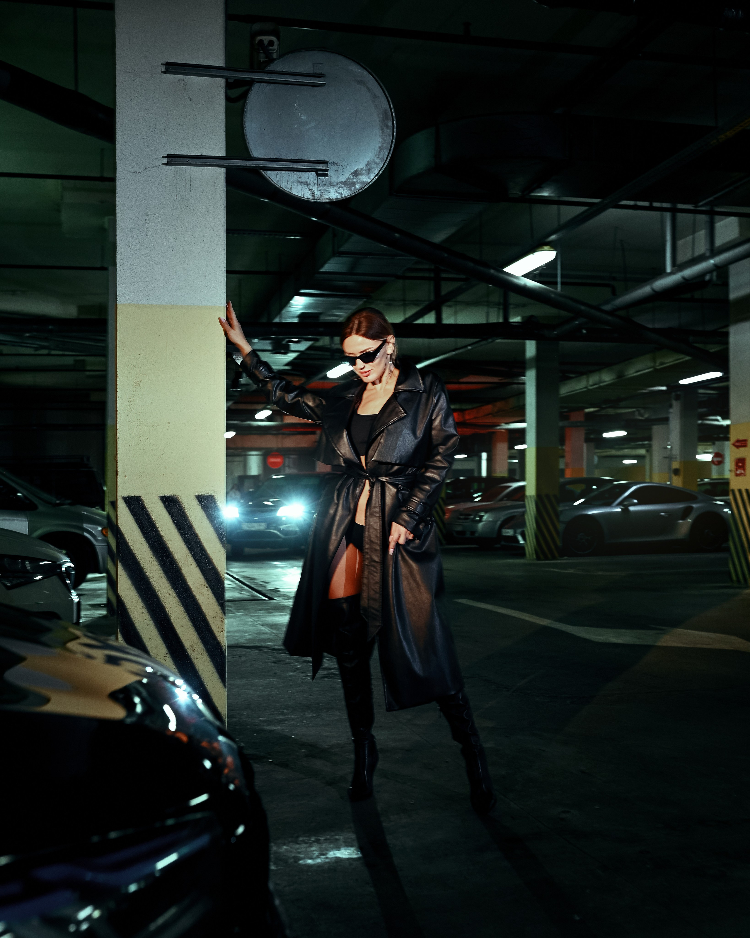 Фотограф Сергей Томашев: Фотосессия в белье и плаще на парковке с машиной