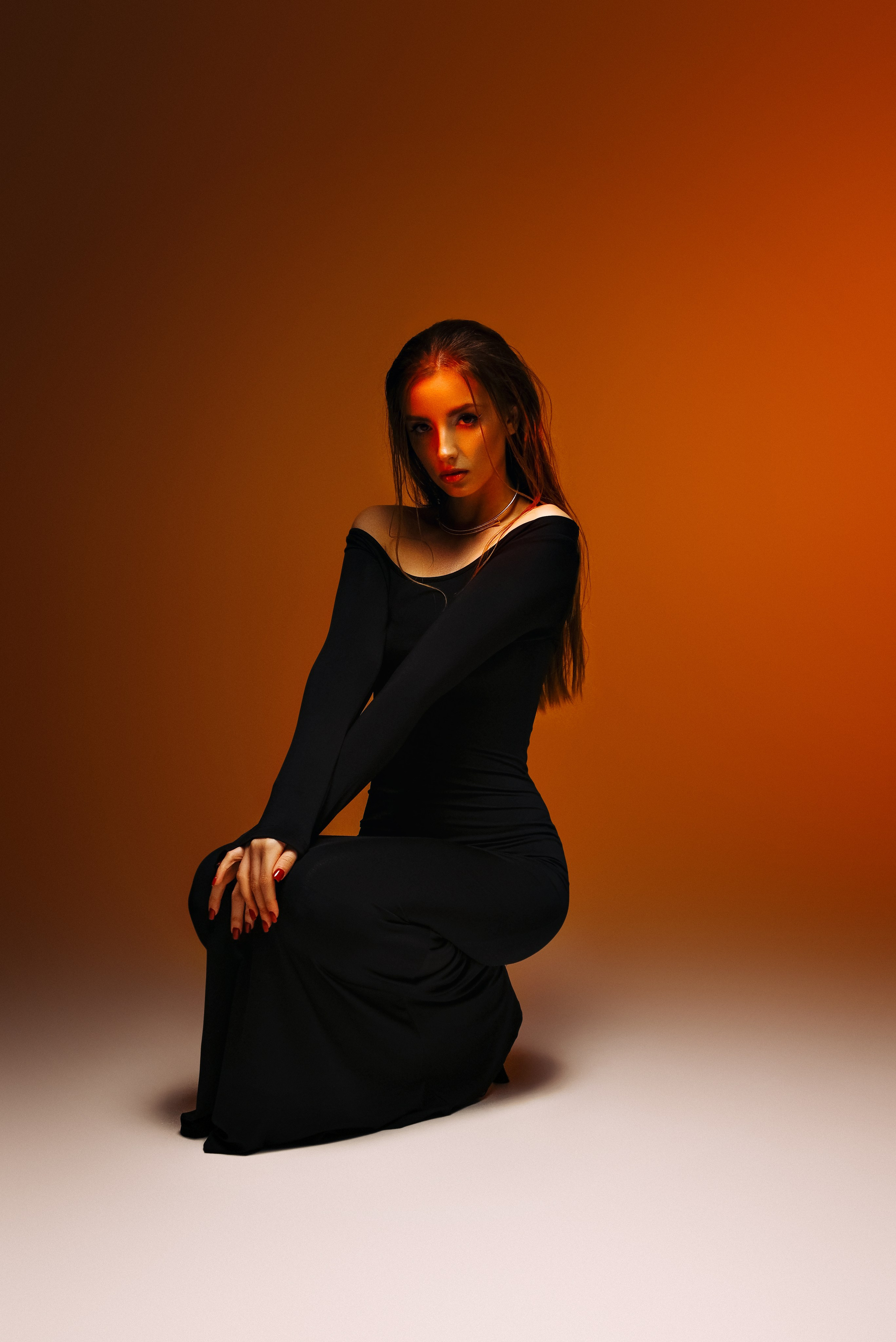 Студийная съёмка девушки с ярким цветным фоном Витебск