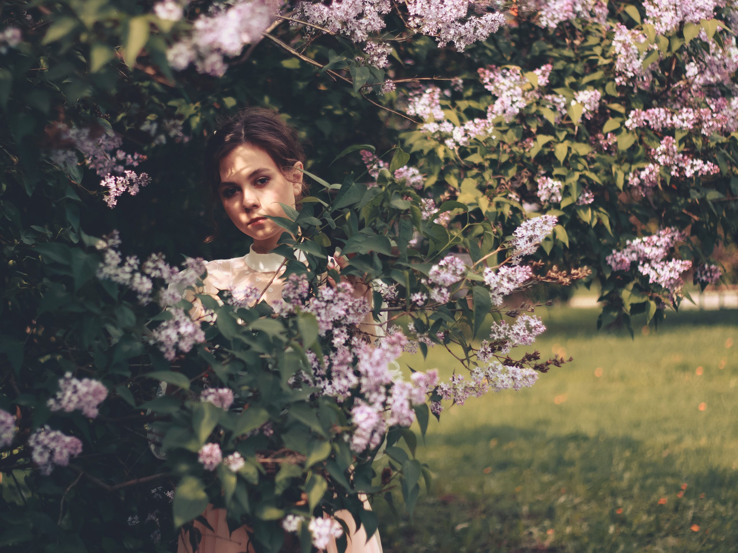 Красота сирени: фотография молодой девушки, олицетворяющая весеннюю романтику