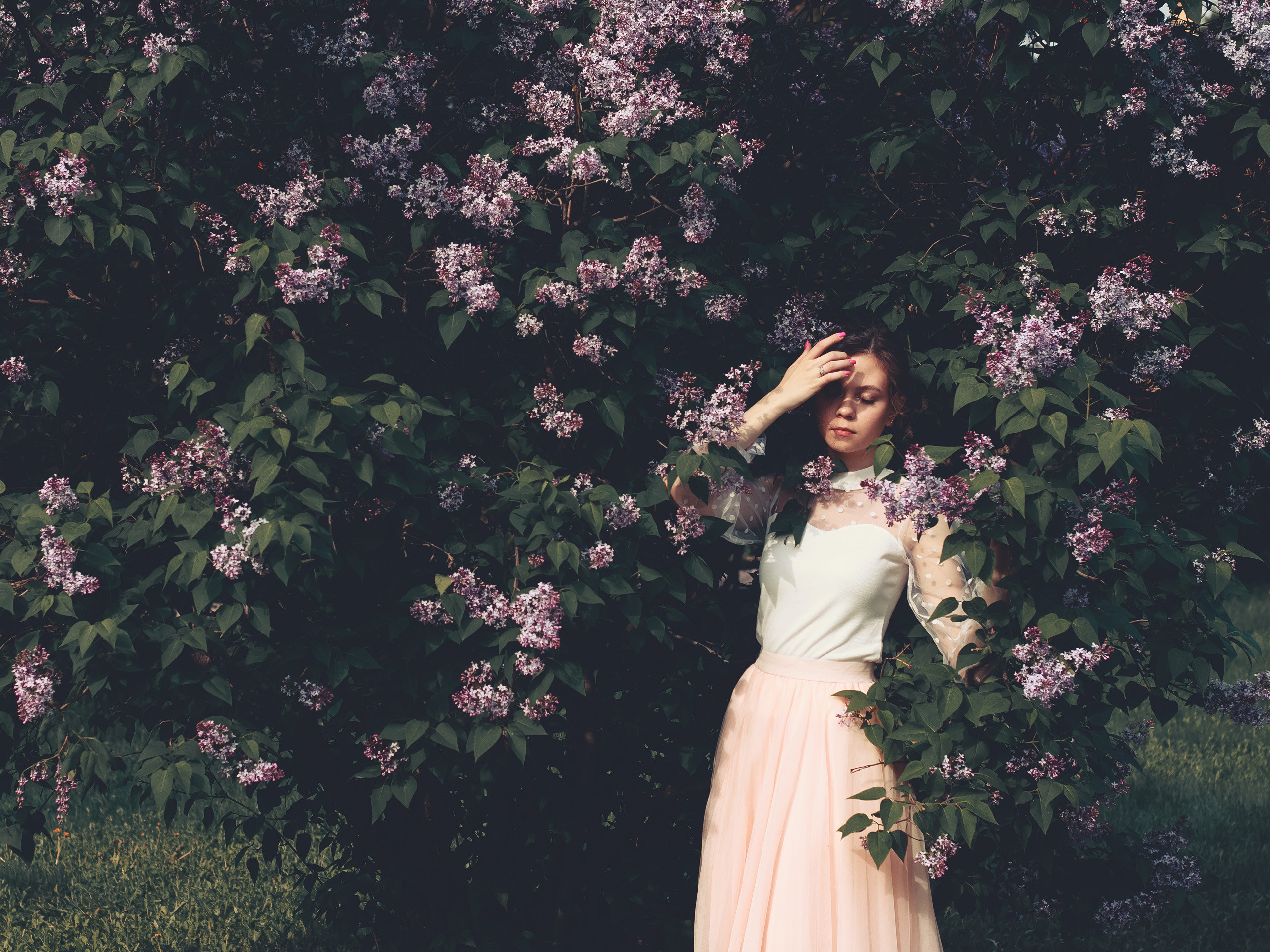 Загадочная красота сирени: фото молодой девушки, погруженной в весеннюю атмосферу