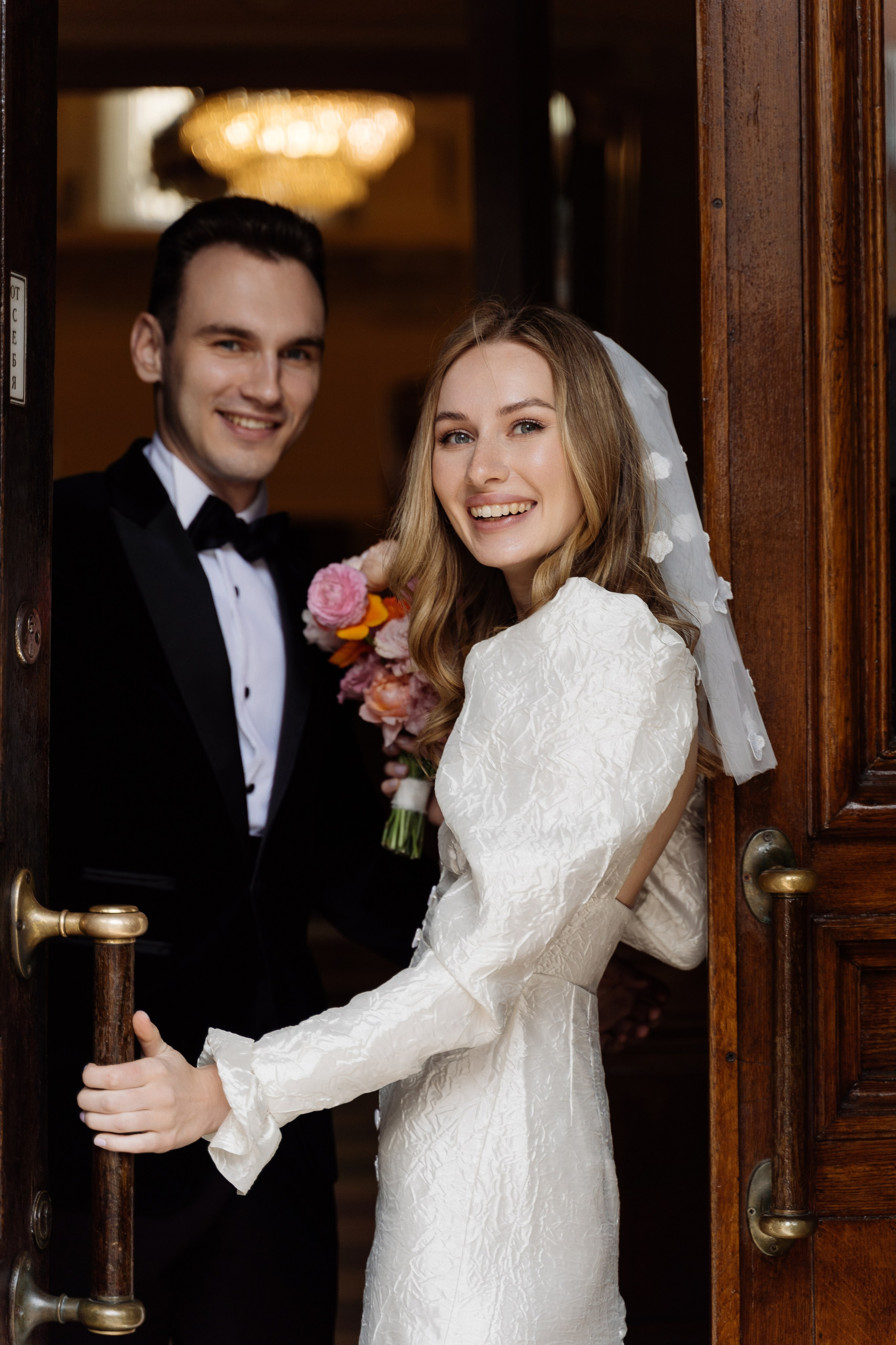 Камерная свадьба на фонтанке в сезонах. Свадебный фотограф организатор в Санкт-Петербурге Ассоль Опарина