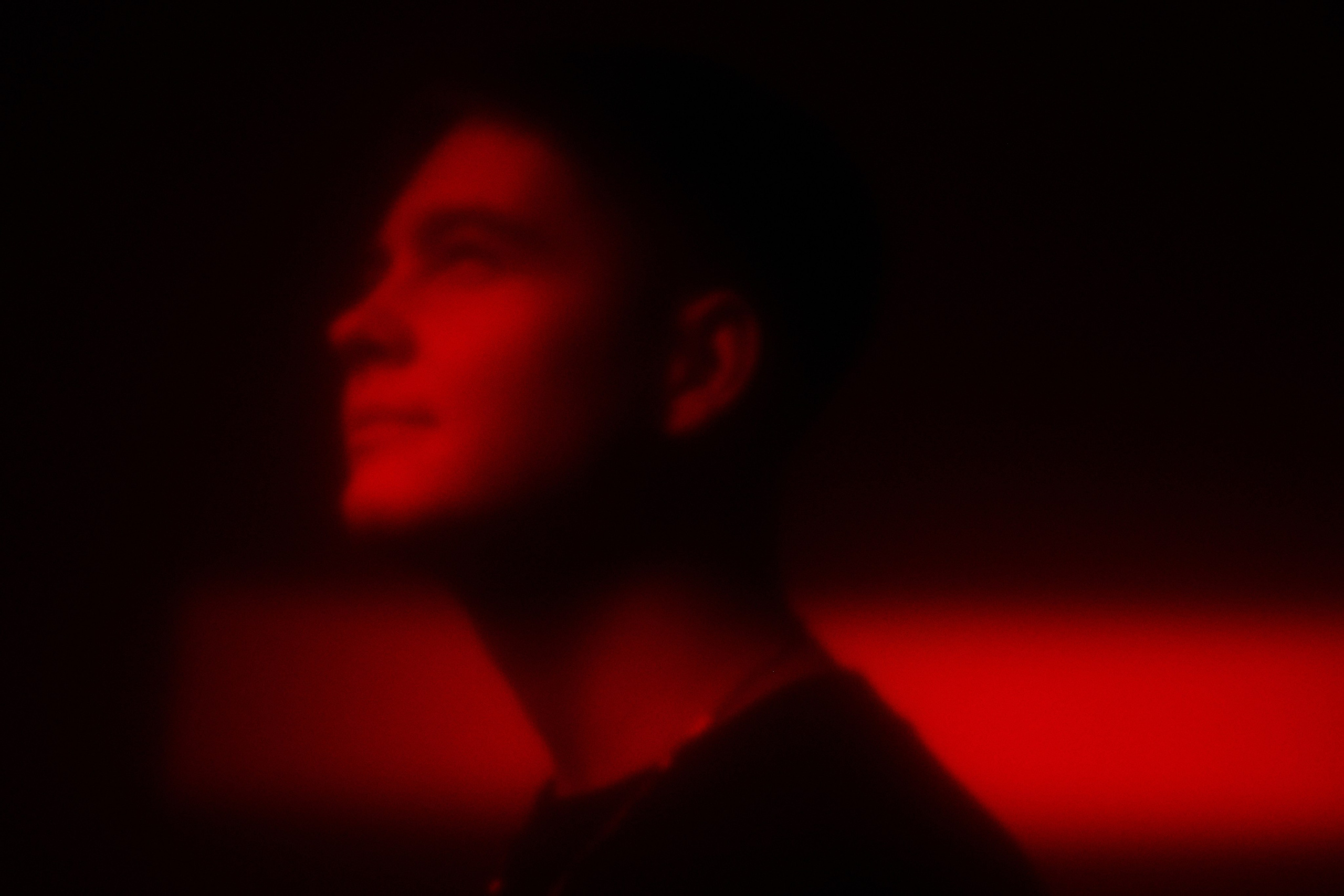 Креативная студийная фотосессия диджея NNK: яркий стиль и эмоции. Дмитрий Мазуркевич: Профессиональный Репортажный Фотограф