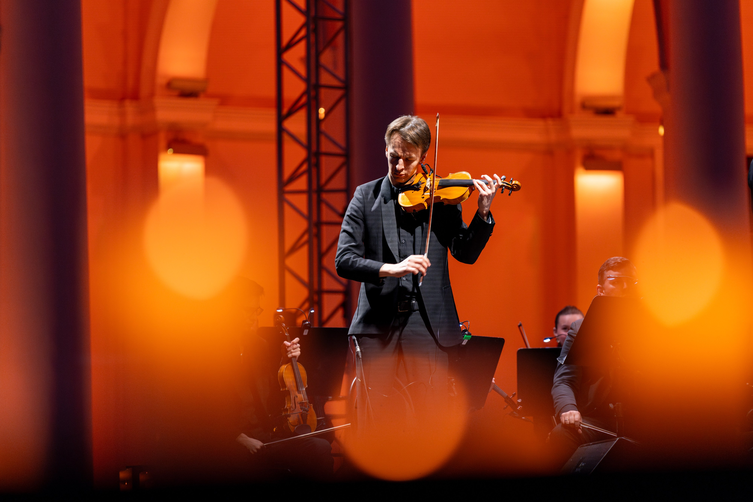 Симфонический оркестр Lumisfera при свечах. Фотограф Никита Комаров