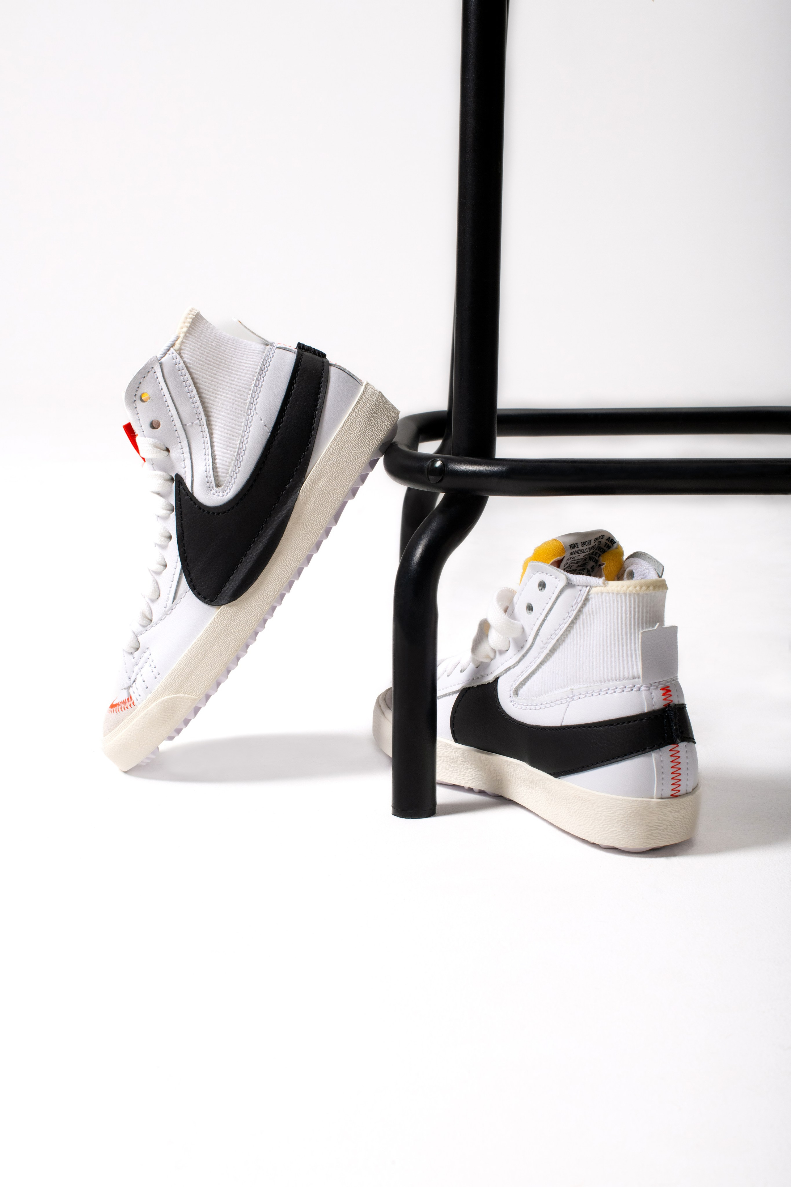 Рекламное фото кроссовок в студии в современном стиле минимализм