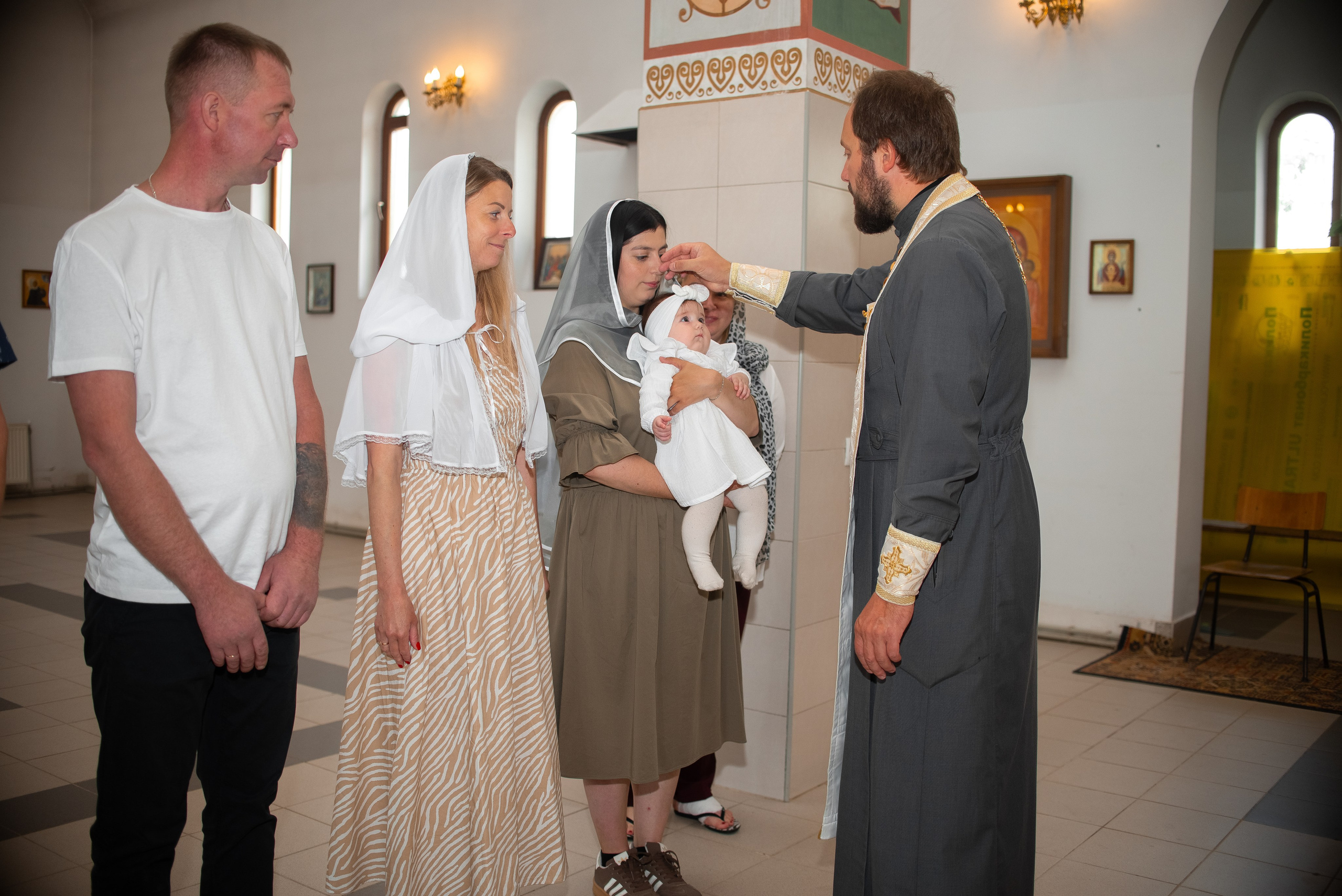 Крещении Мии в хр.Ксении Петербургской. Семейный фотограф на выписку из роддома и крещение Минск Настя Гришук
