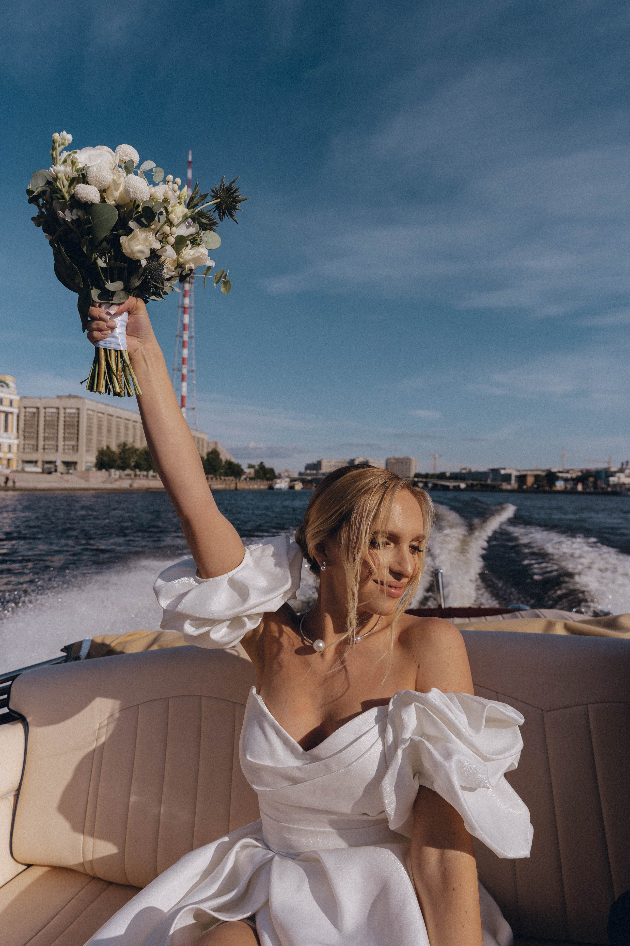 СВАДЕНБНАЯ СЬЕМКА НА КАТЕРЕ ПО КАНАЛАМ САНКТ-ПЕТЕРБУРГА И В АКВАТОРИИ НЕВЫ. Профессиональный фотограф, Санкт-Петербург — Виктория Богомолова