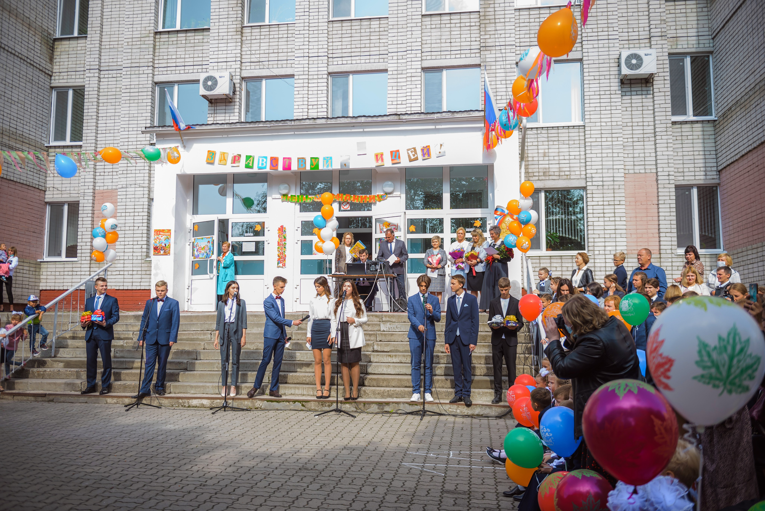 Линейка 11-е классы 2023. Фотограф Галина Лисанова, г. Брянск