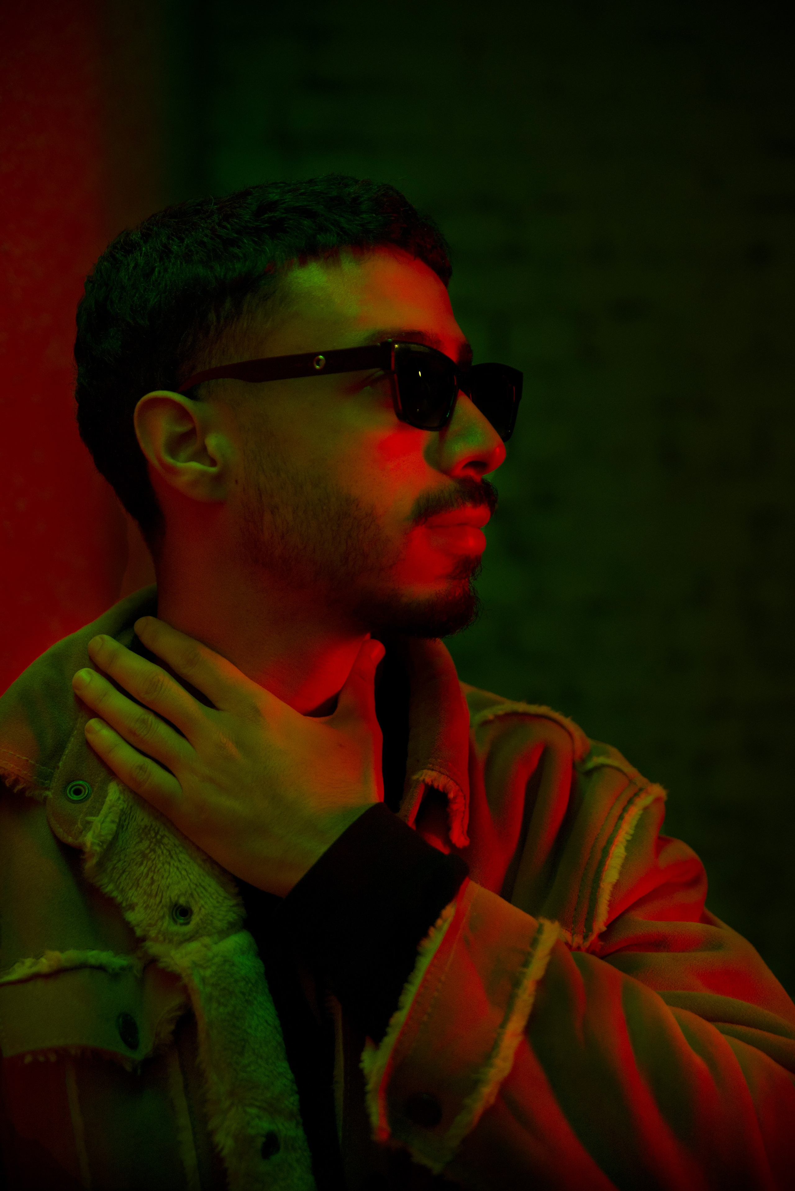 Зинадин. Уличная сессия с цветным светом