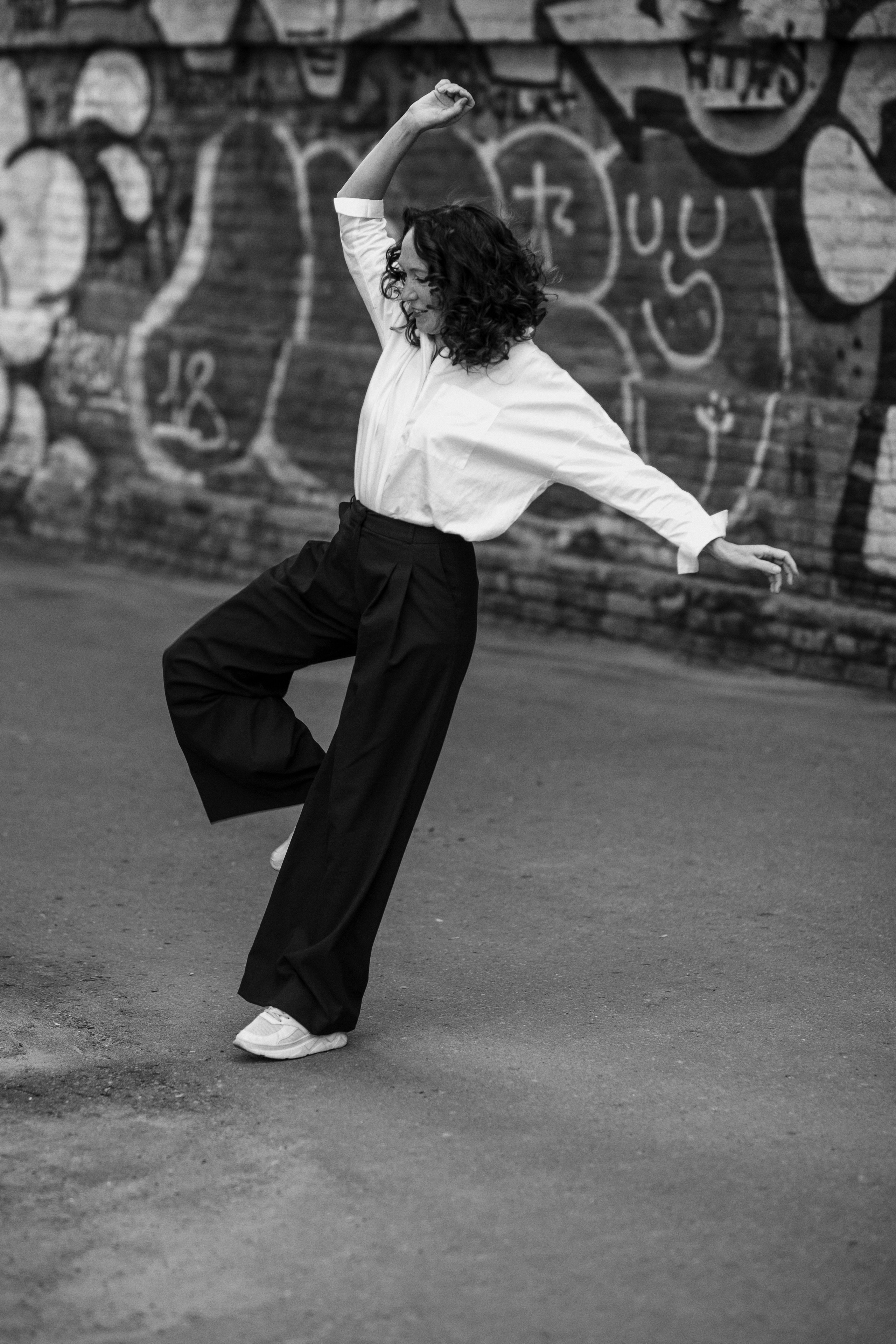 Фотосессия женщины в рубашке на улице. Портретный фотограф в Москве и Нижнем Новгороде - Андрей Репин