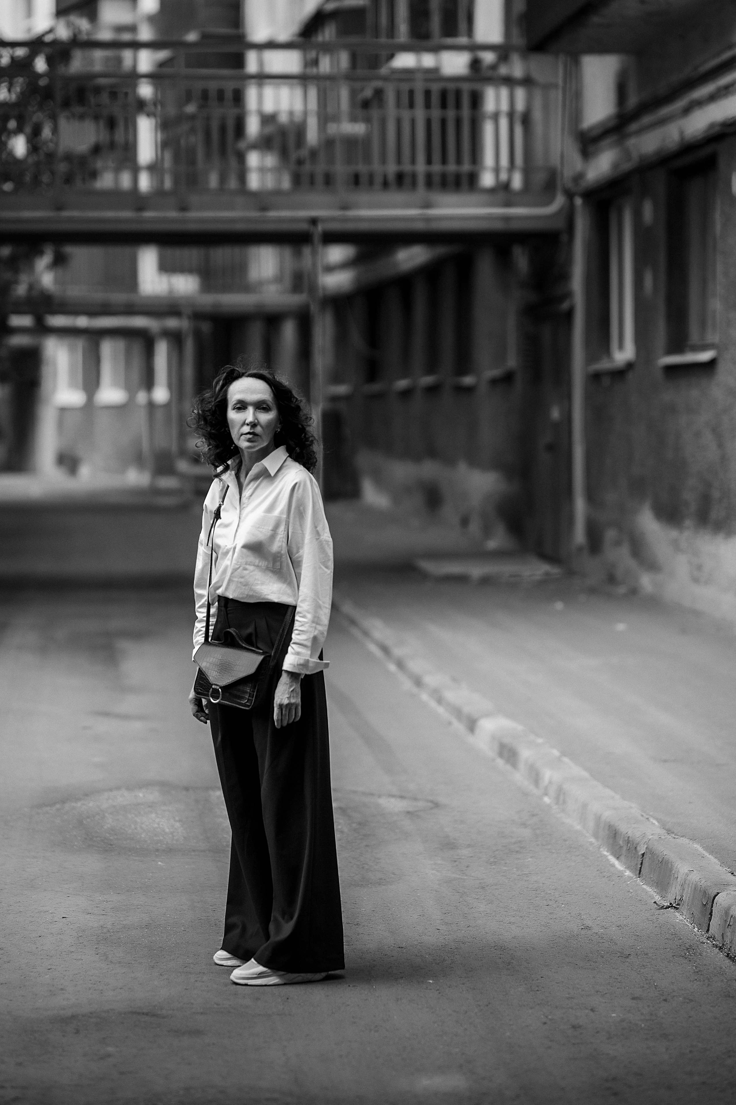 Фотосессия женщины в рубашке на улице. Портретный фотограф в Москве и Нижнем Новгороде - Андрей Репин