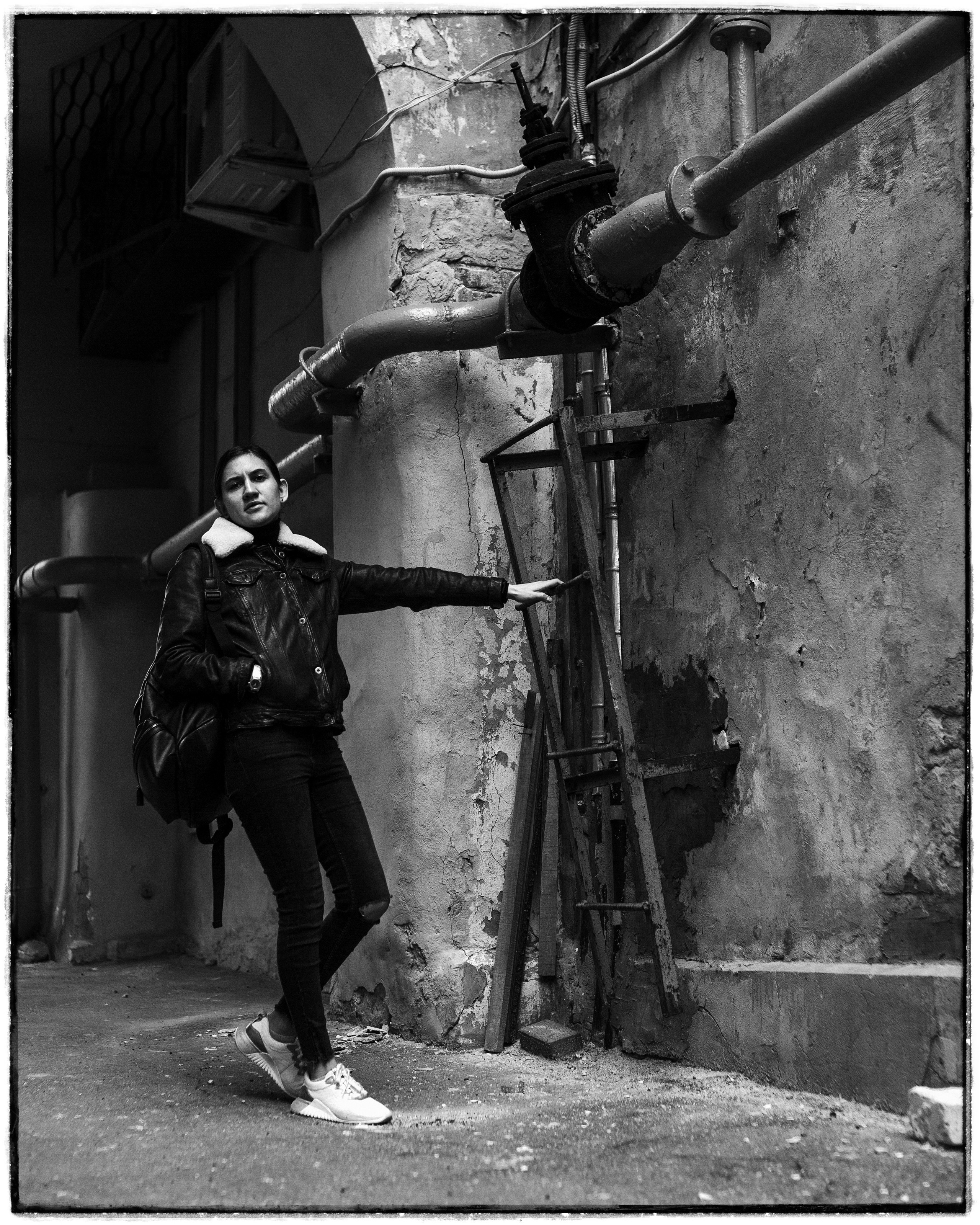 Черно белая фотосессия девушки на улице. Портретный фотограф в Москве и Нижнем Новгороде - Андрей Репин