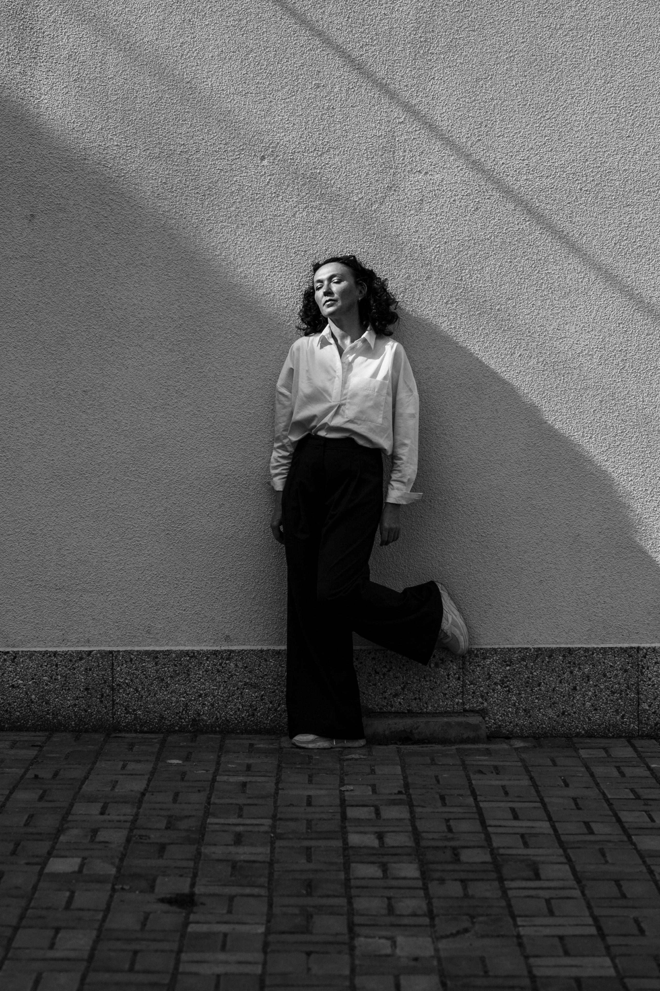 Фотосессия женщины в рубашке на улице. Портретный фотограф в Москве и Нижнем Новгороде - Андрей Репин