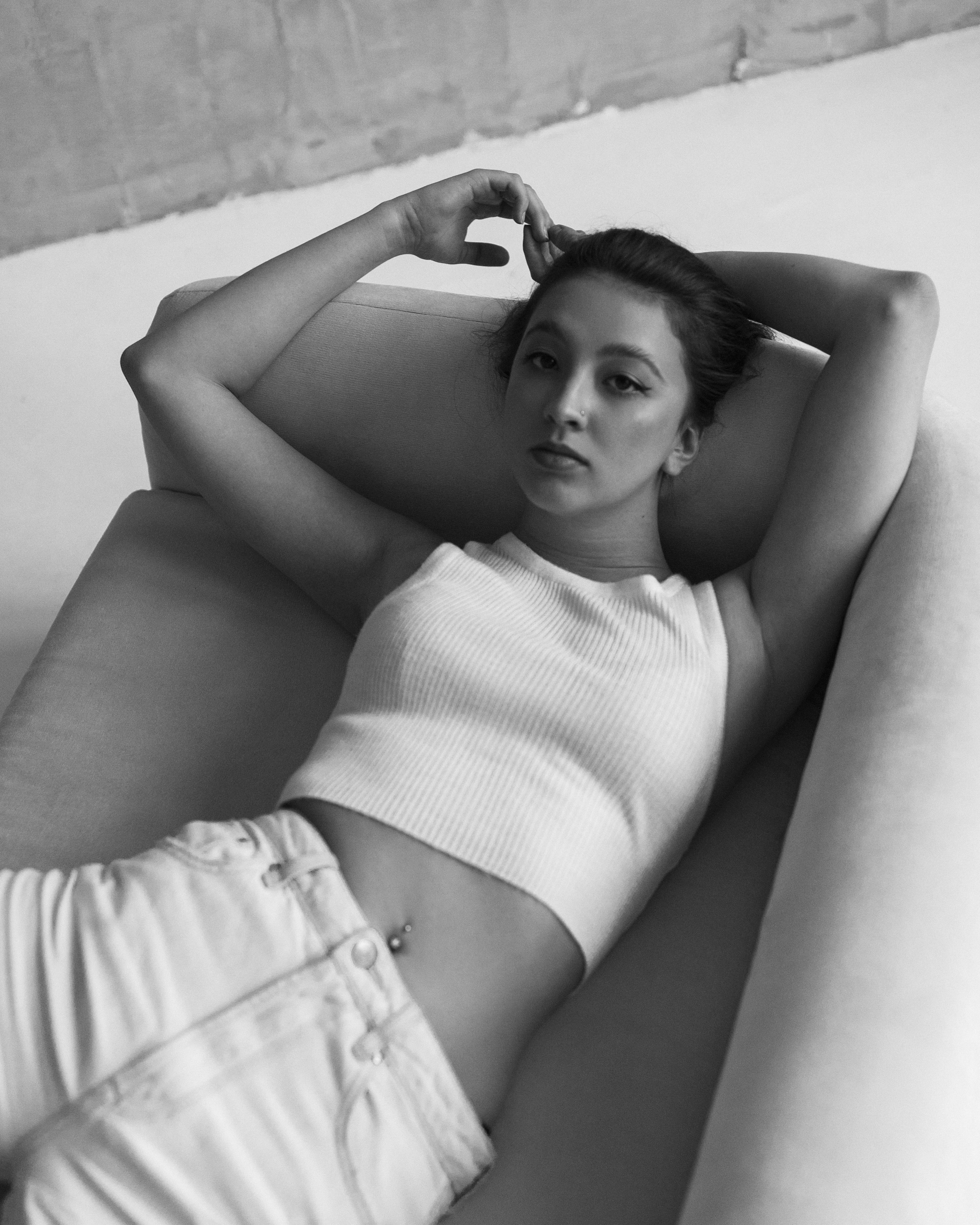 Девушка на диване.