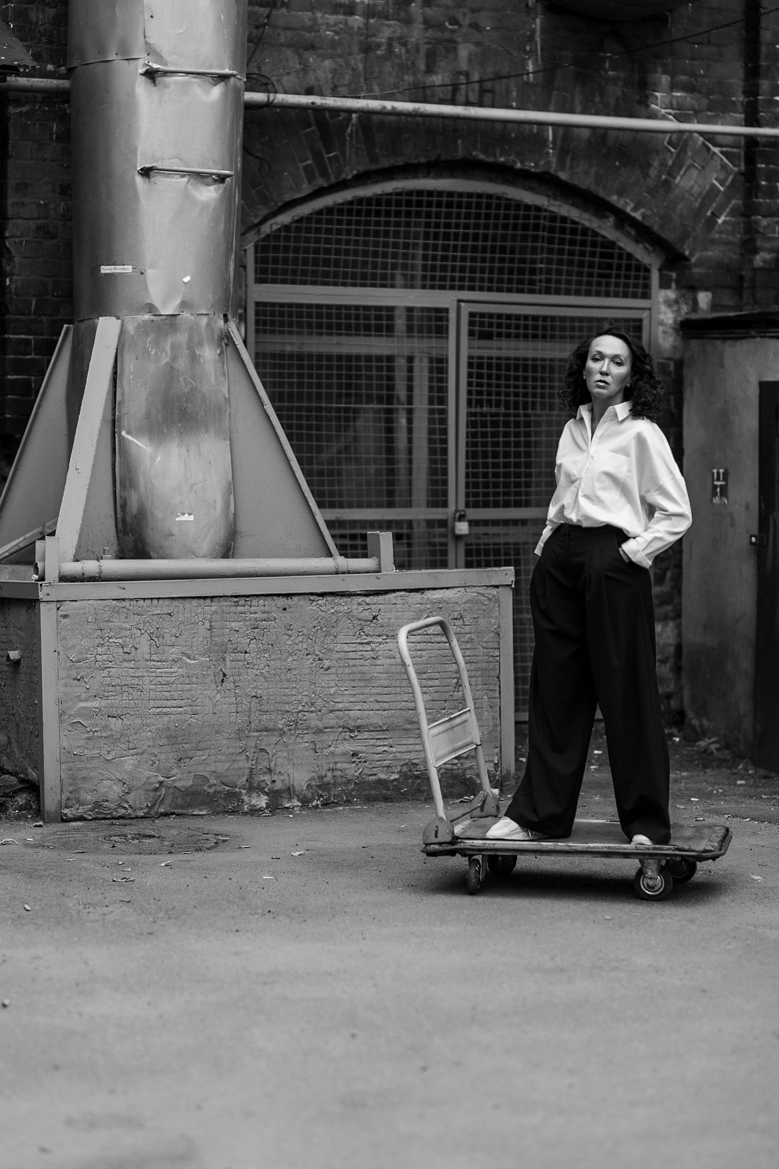 Фотосессия женщины в рубашке на улице. Портретный фотограф в Москве и Нижнем Новгороде - Андрей Репин