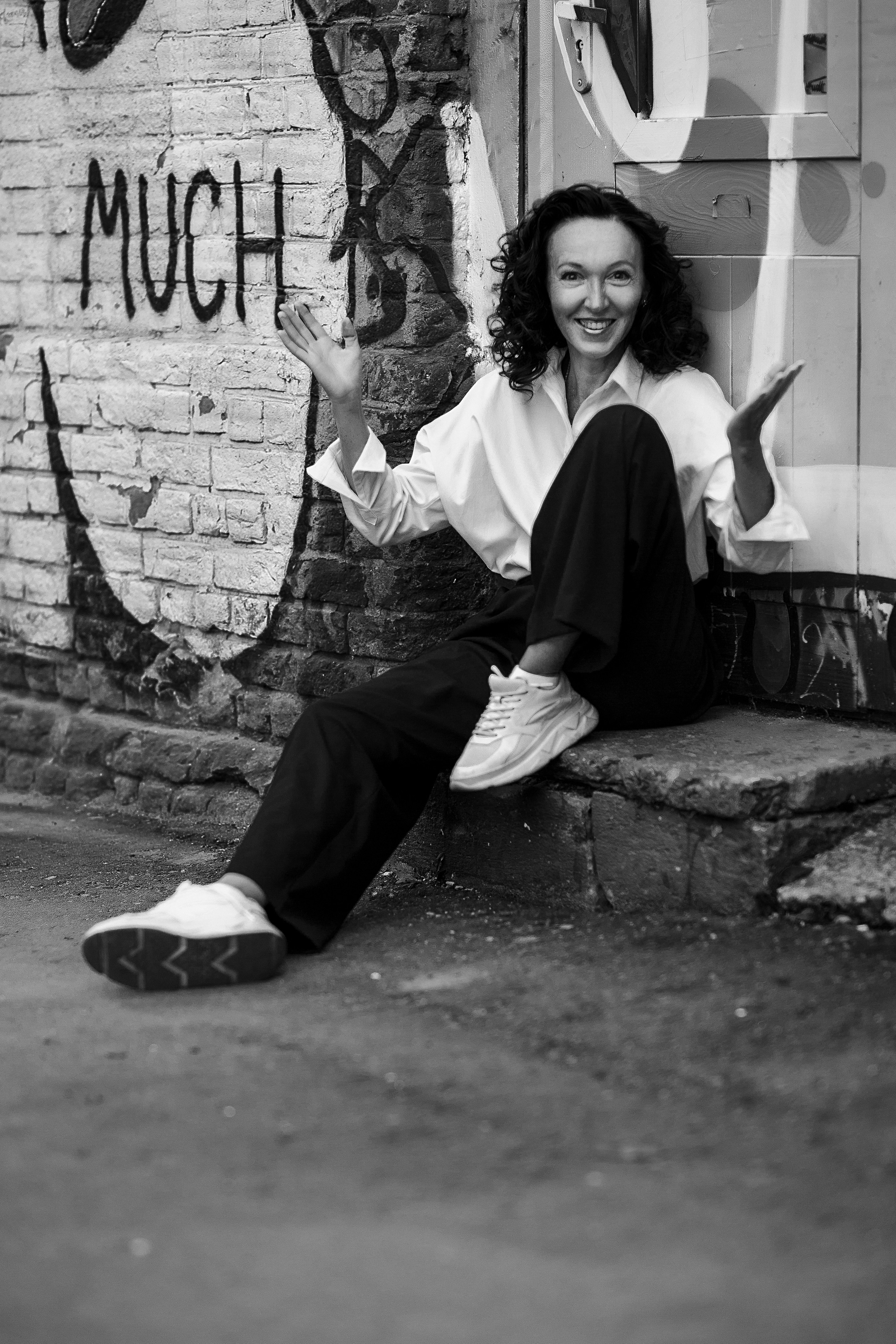 Фотосессия женщины в рубашке на улице. Портретный фотограф в Москве и Нижнем Новгороде - Андрей Репин