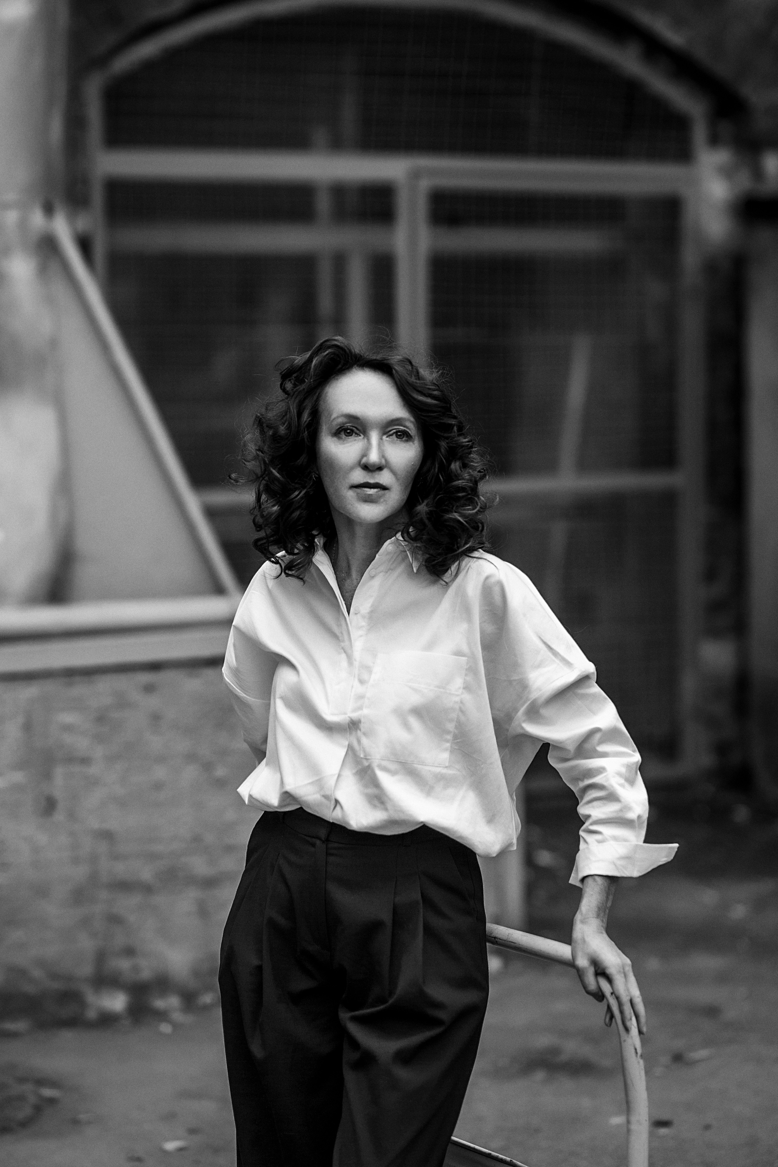 Фотосессия женщины в рубашке на улице. Портретный фотограф в Москве и Нижнем Новгороде - Андрей Репин