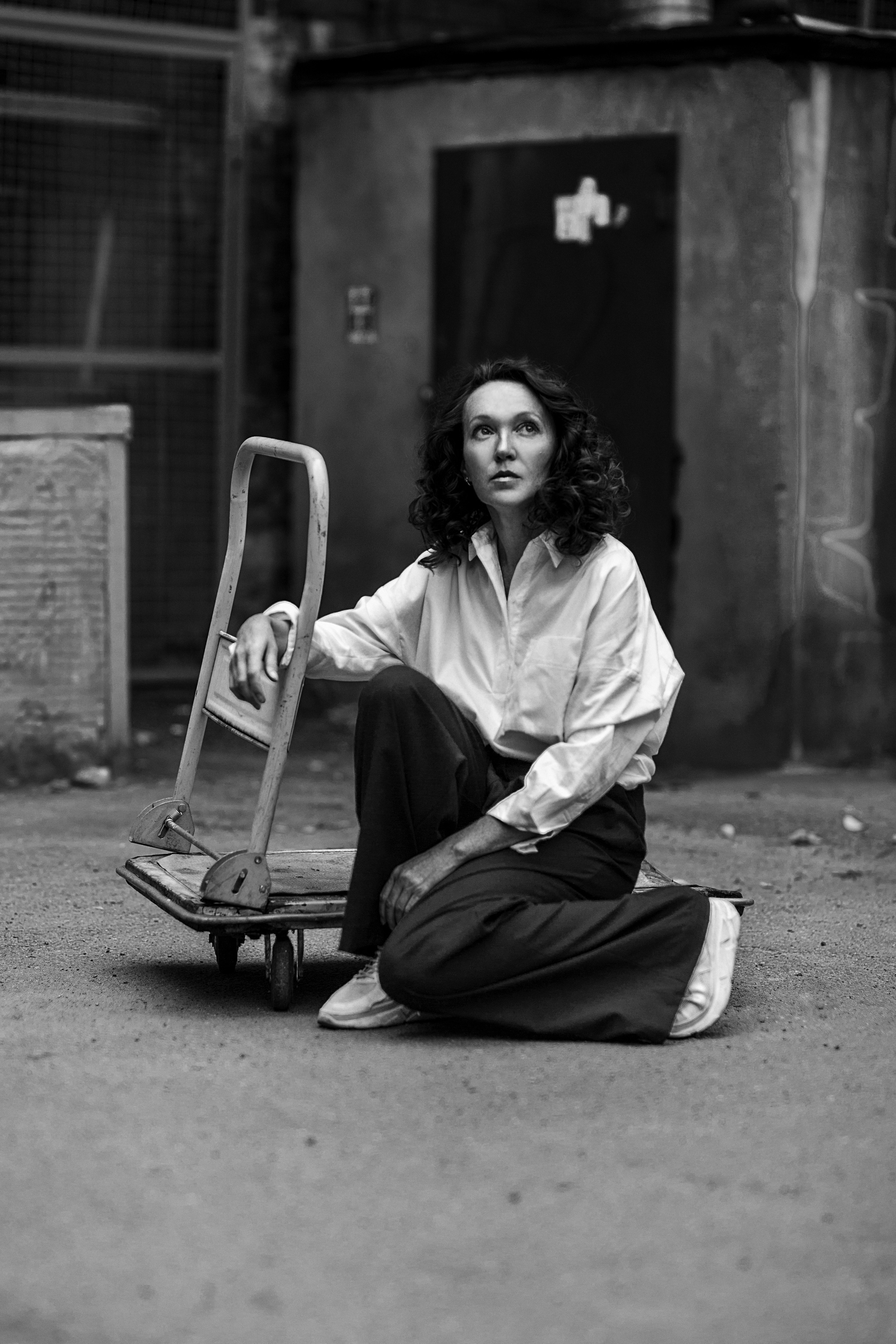 Фотосессия женщины в рубашке на улице. Портретный фотограф в Москве и Нижнем Новгороде - Андрей Репин