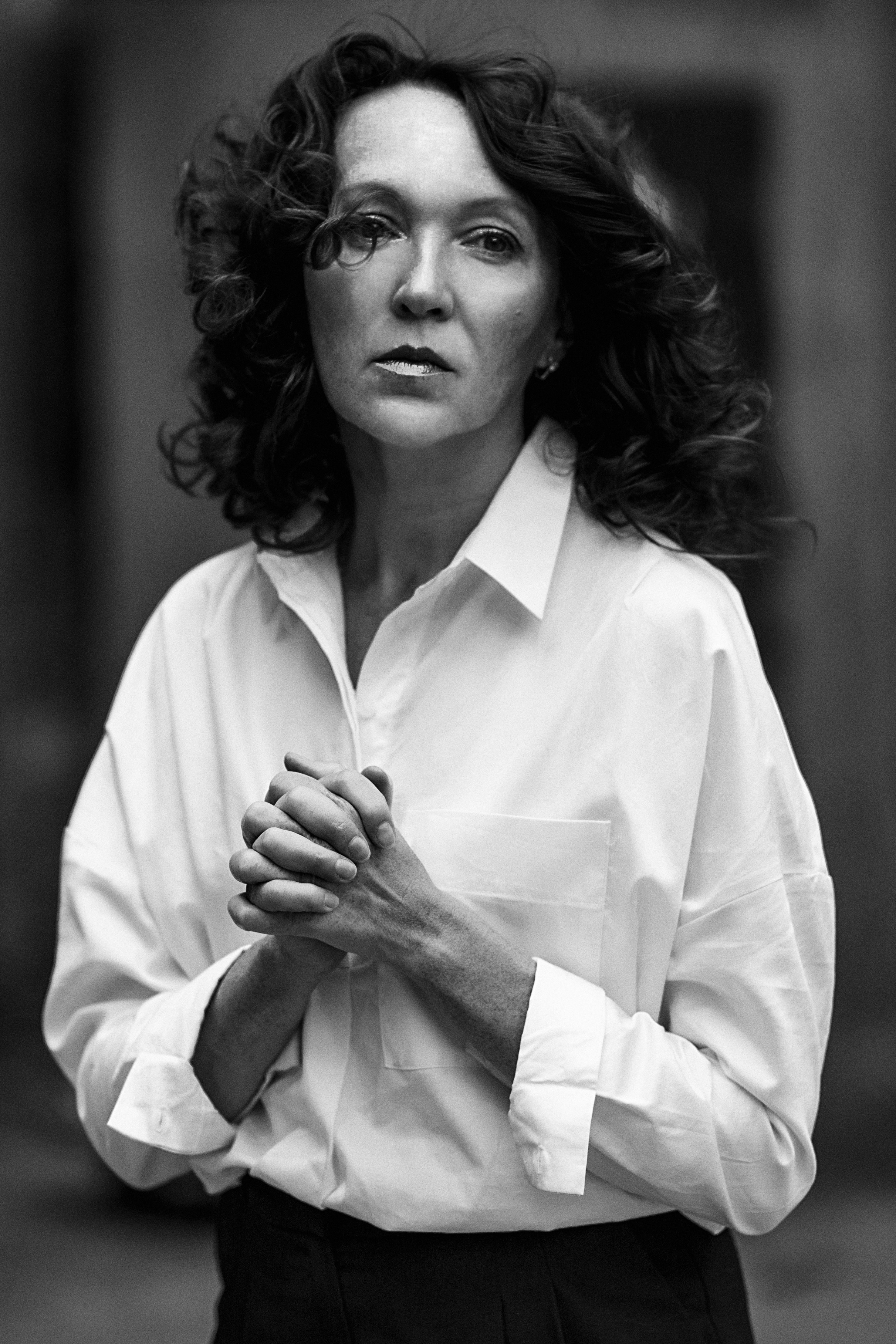 Фотосессия женщины в рубашке на улице. Портретный фотограф в Москве и Нижнем Новгороде - Андрей Репин