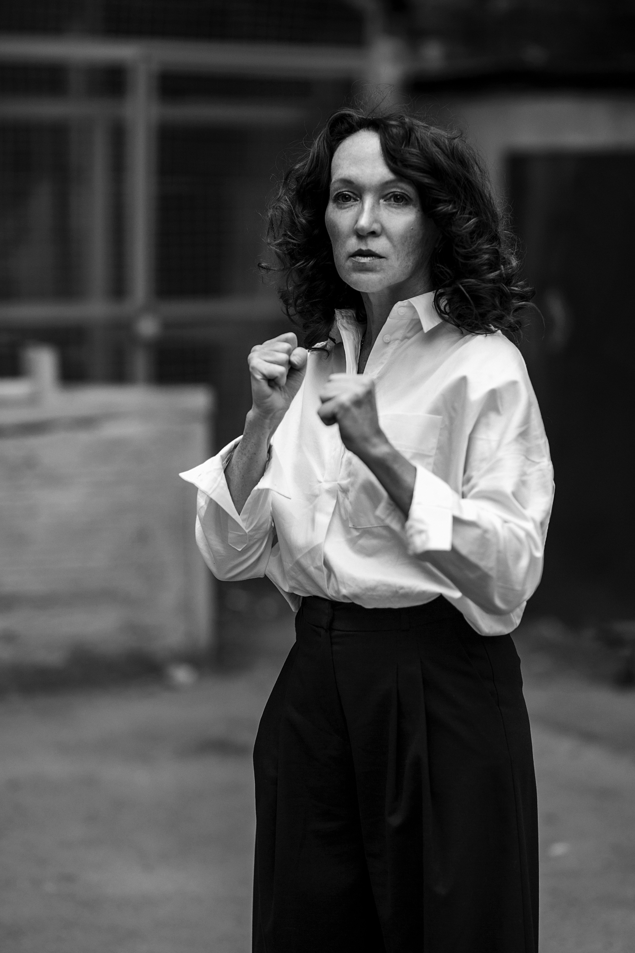 Фотосессия женщины в рубашке на улице. Портретный фотограф в Москве и Нижнем Новгороде - Андрей Репин