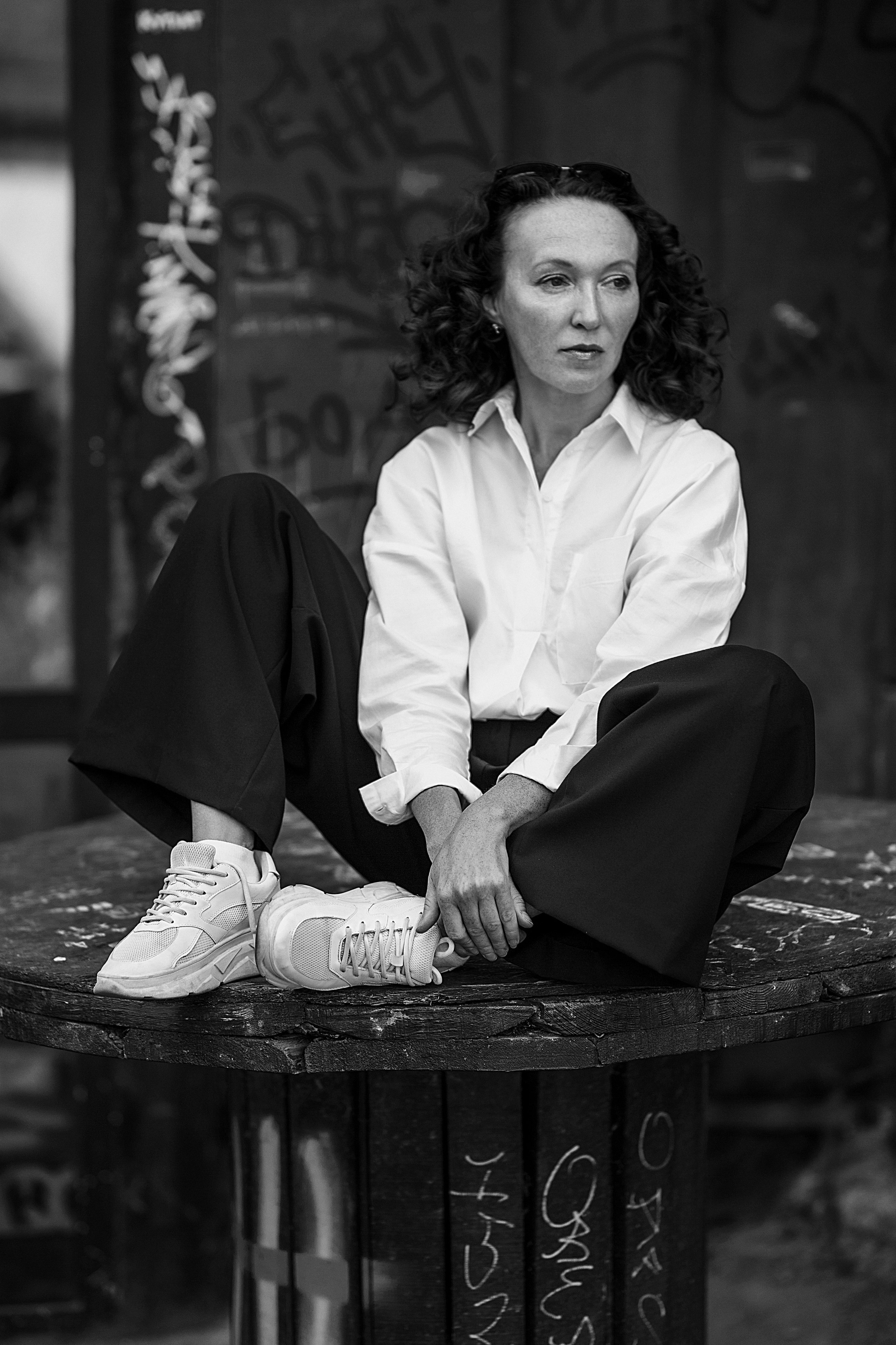 Фотосессия женщины в рубашке на улице. Портретный фотограф в Москве и Нижнем Новгороде - Андрей Репин