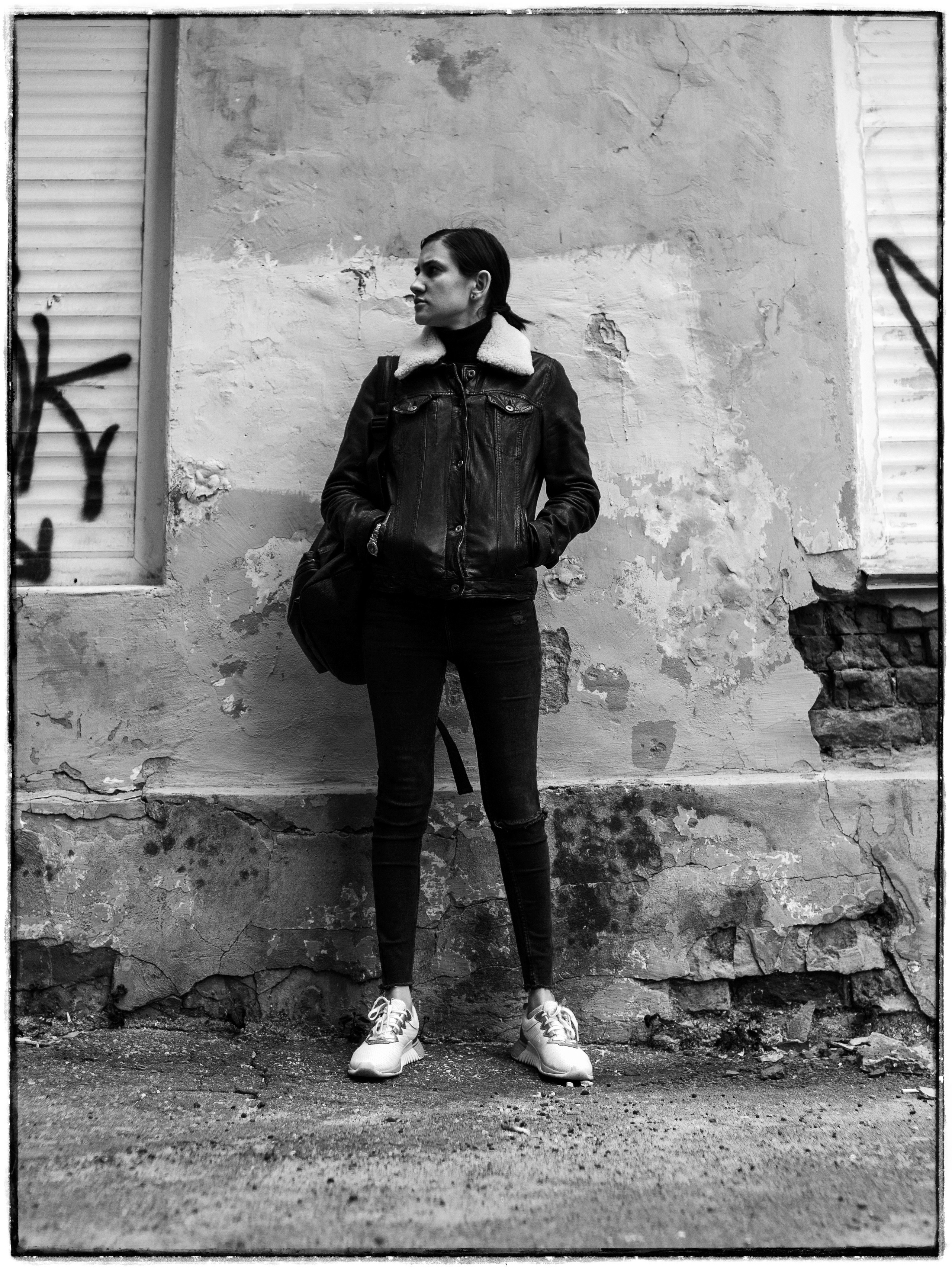 Черно белая фотосессия девушки на улице. Портретный фотограф в Москве и Нижнем Новгороде - Андрей Репин