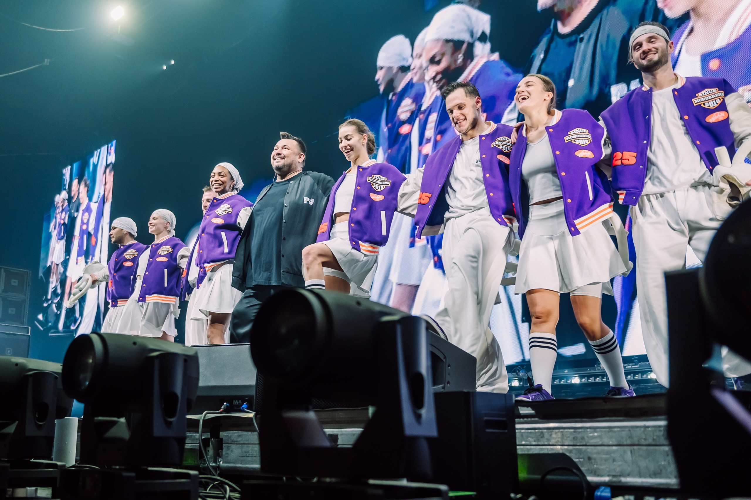 Руки вверх в Ледовом Дворце 15.11.2025. Детский фотограф, семейный фотограф и репортажи в Кемерово