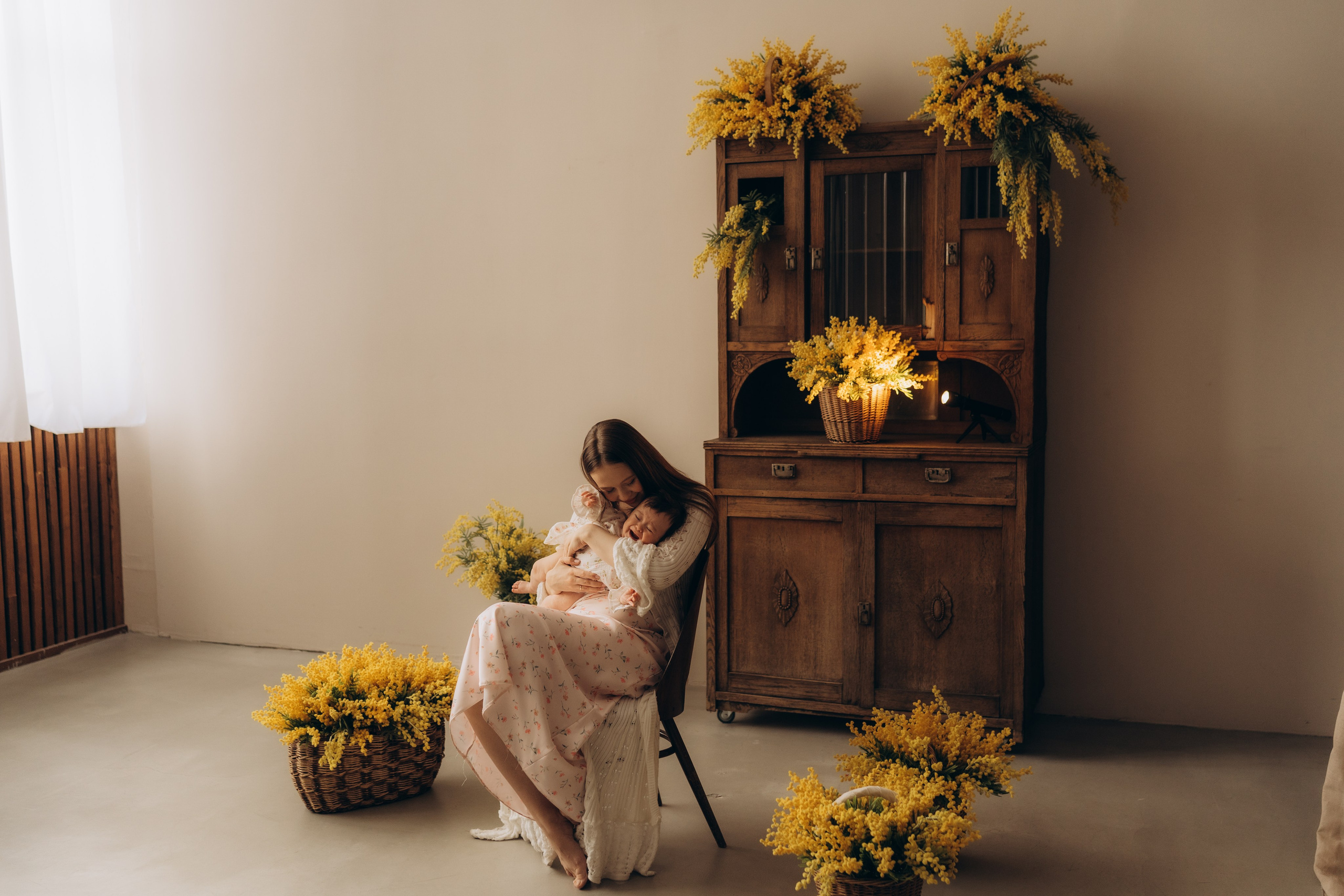 Мама с дочкой и мимозы. Семейный фотограф в Казани