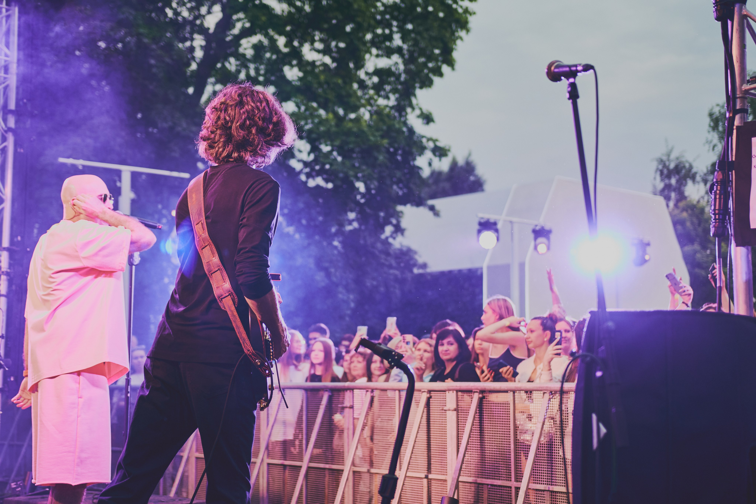 Съёмка с концерта МОТа: толпа фанатов и артист. Шилов Арсений — репортажный фотограф в Москве