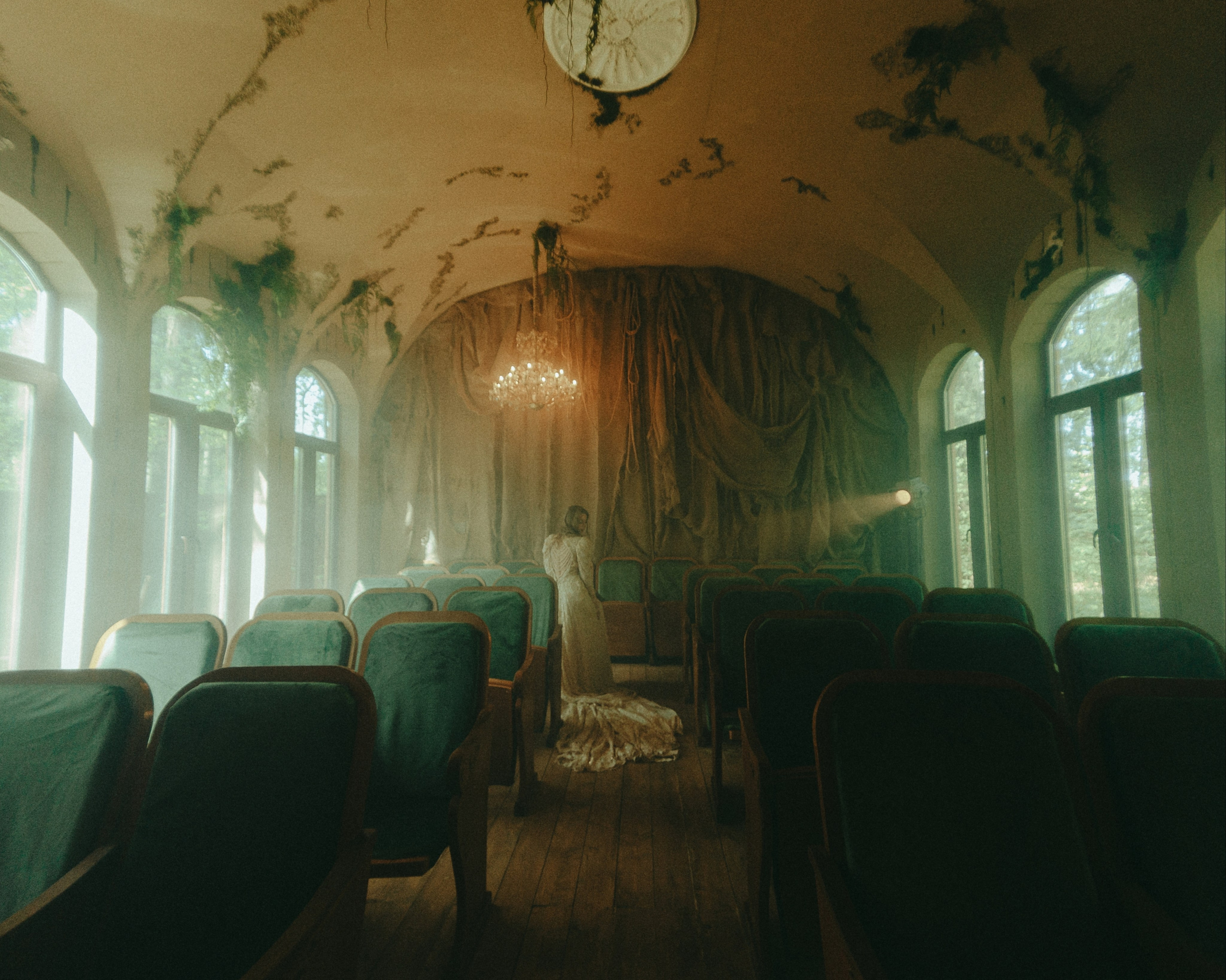 Москва. Заброшкнный театр. Алина. Фотограф Брянск