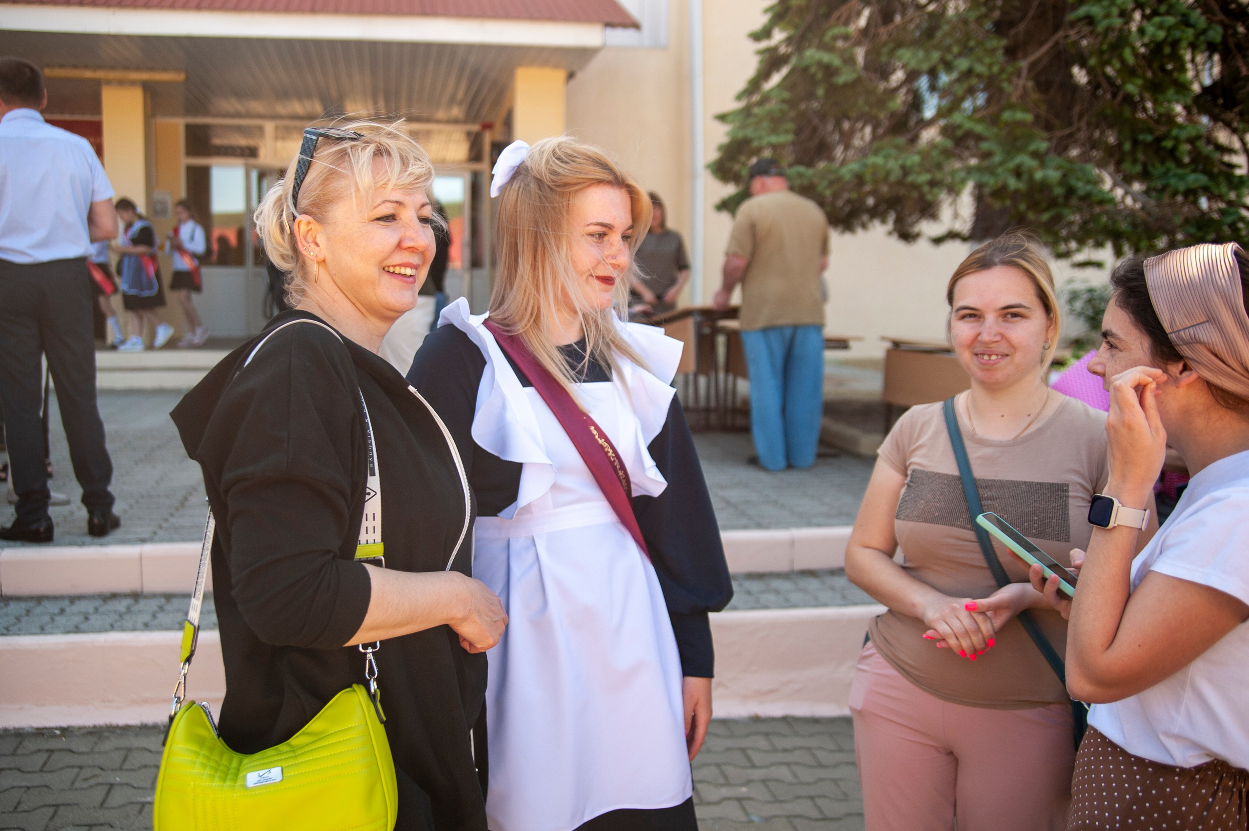 Последний Звонок МАОУ СОШ № 17 им. Эдуарда Есаяна — Архипо-Осиповка. Свадебный и семейный фотограф Денис Лукьянов в Краснодаре, Краснодарском крае и Республике Крым