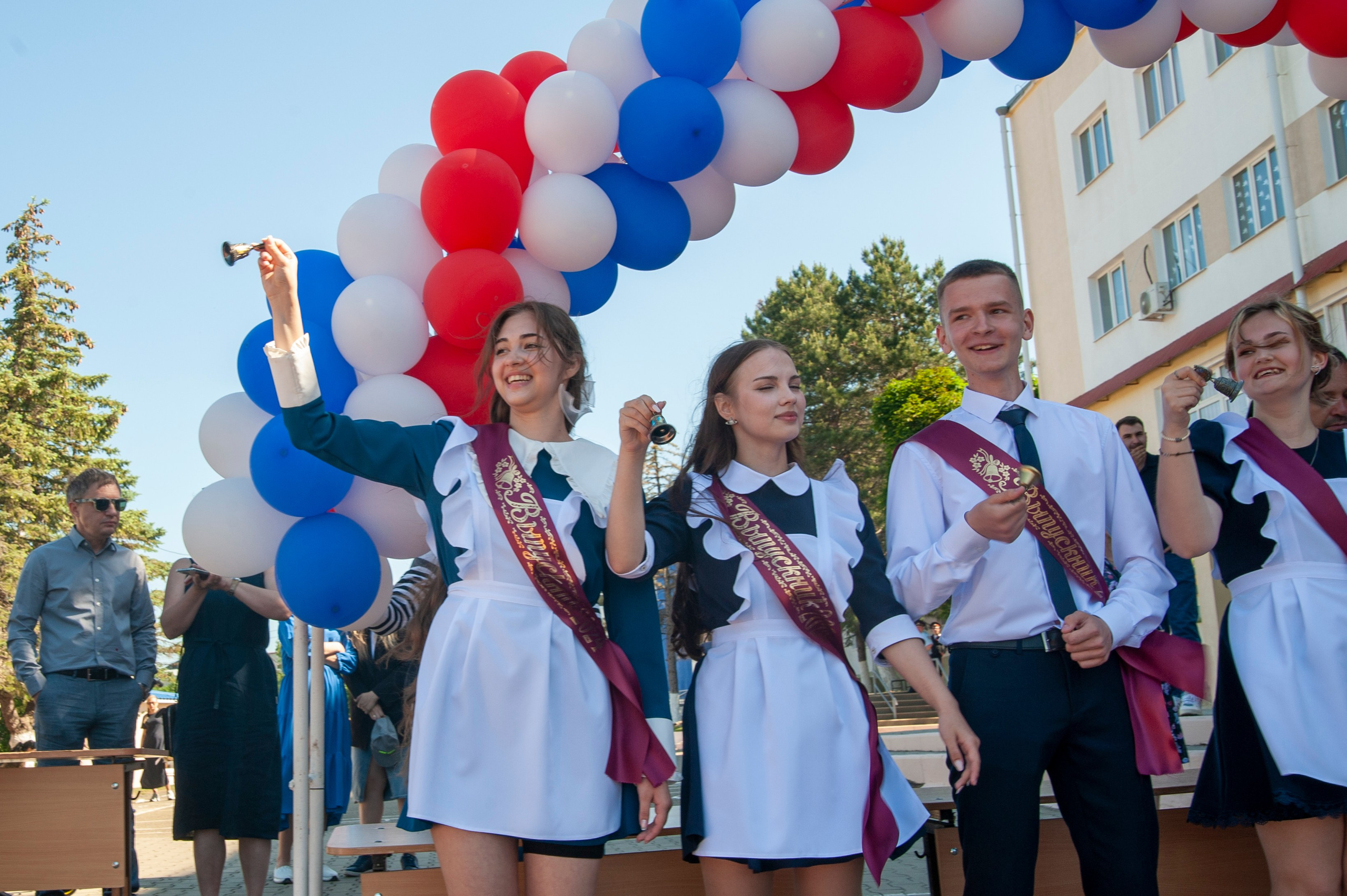 Последний Звонок МАОУ СОШ № 17 им. Эдуарда Есаяна — Архипо-Осиповка. Свадебный и семейный фотограф Денис Лукьянов в Краснодаре, Краснодарском крае и Республике Крым