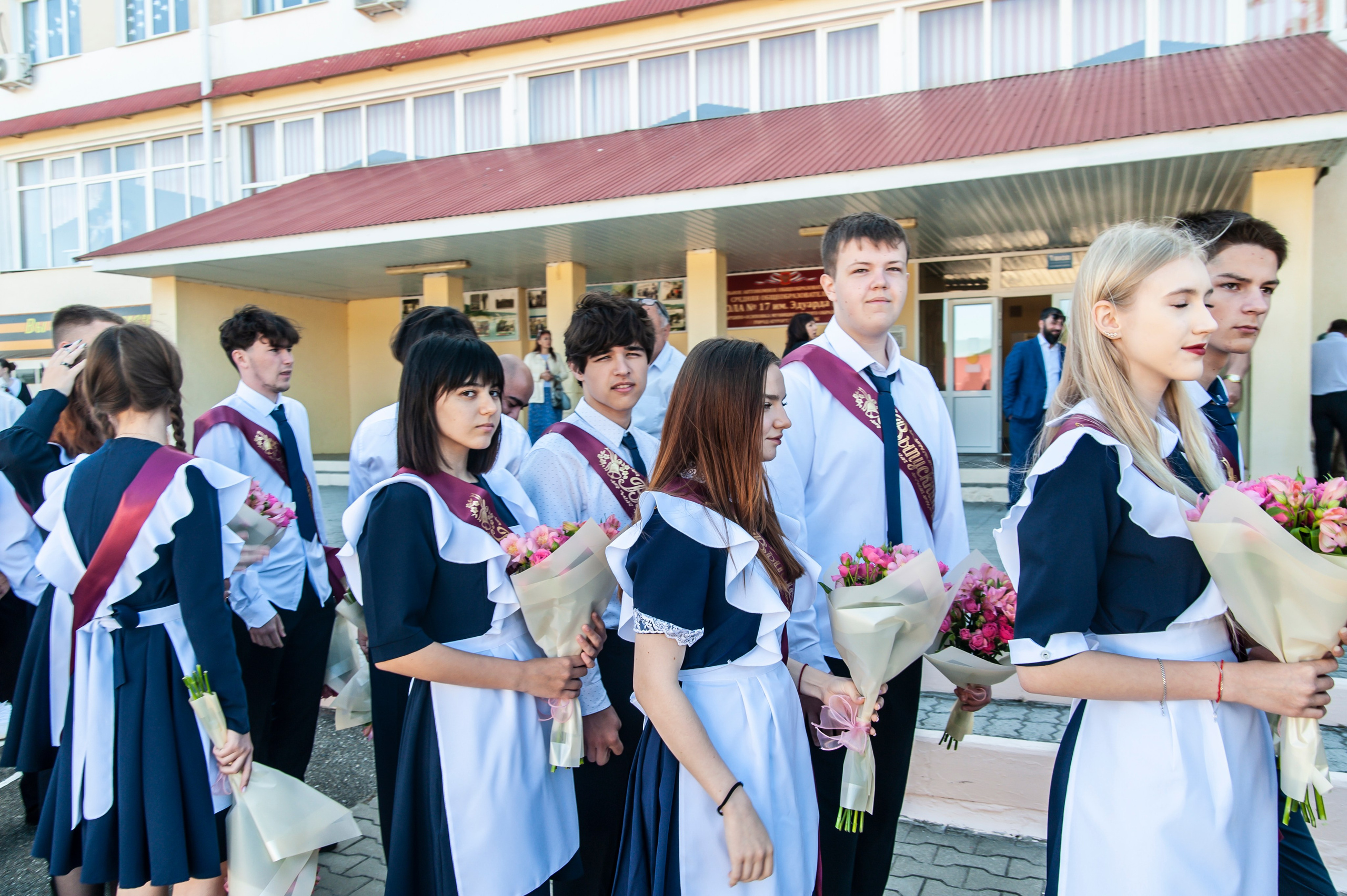 Последний Звонок МАОУ СОШ № 17 им. Эдуарда Есаяна — Архипо-Осиповка. Свадебный и семейный фотограф Денис Лукьянов в Краснодаре, Краснодарском крае и Республике Крым