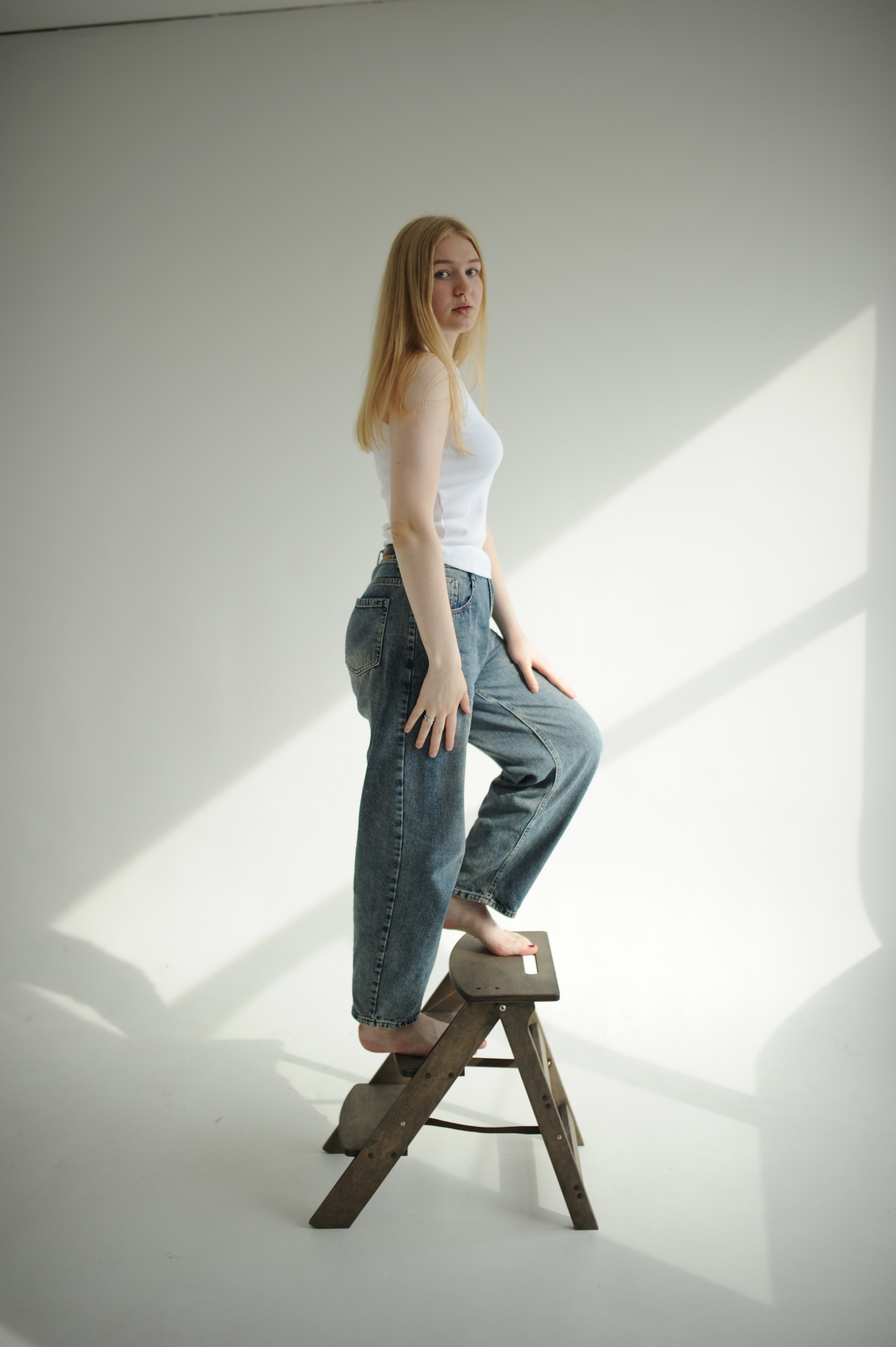 Индивидуальная съемка в Гомеле: модель в плавном движении, акцент на изгибы и текстуры тела