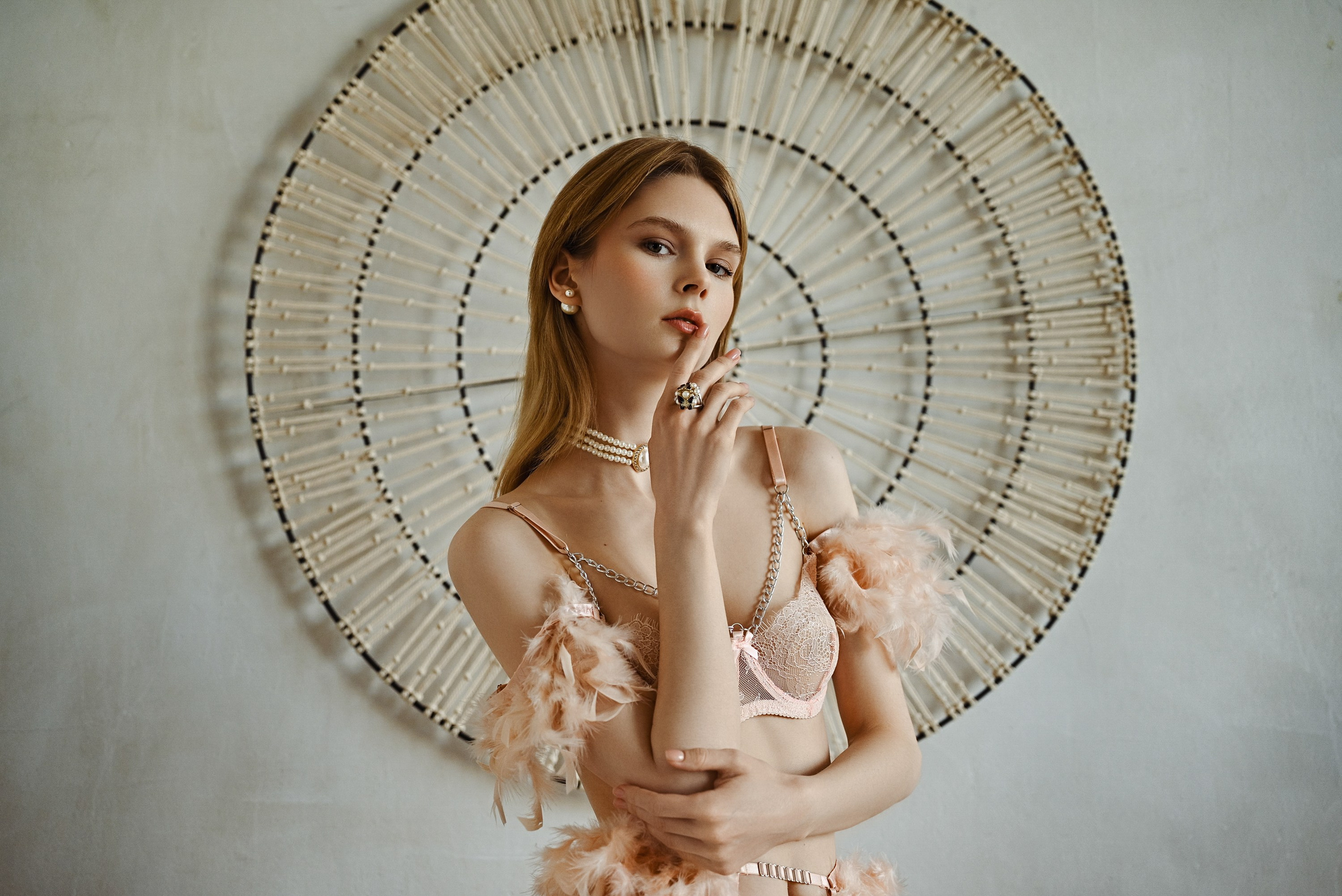 Будуарная фотосессия с перьями. Компания и фотошкола по созданию контента в Москве